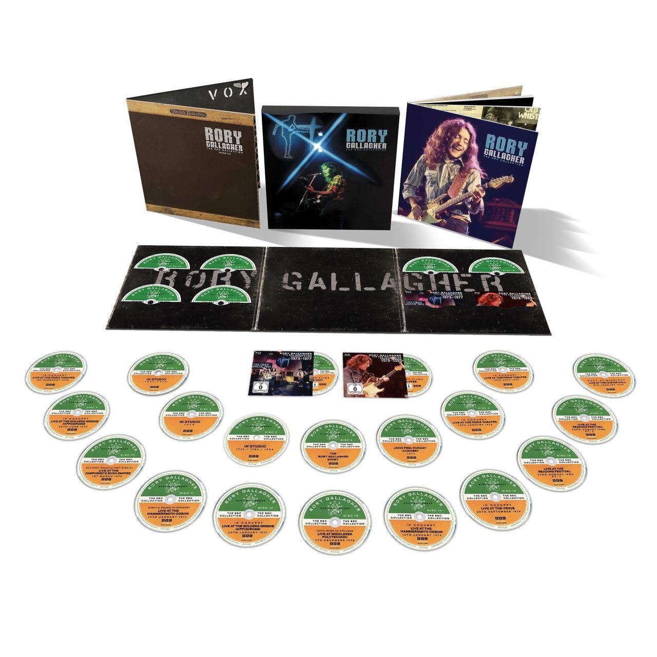 Eine Sammlung von Albumcovern und CDs von Rory Gallagher, angeordnet auf einer weißen Oberfläche.