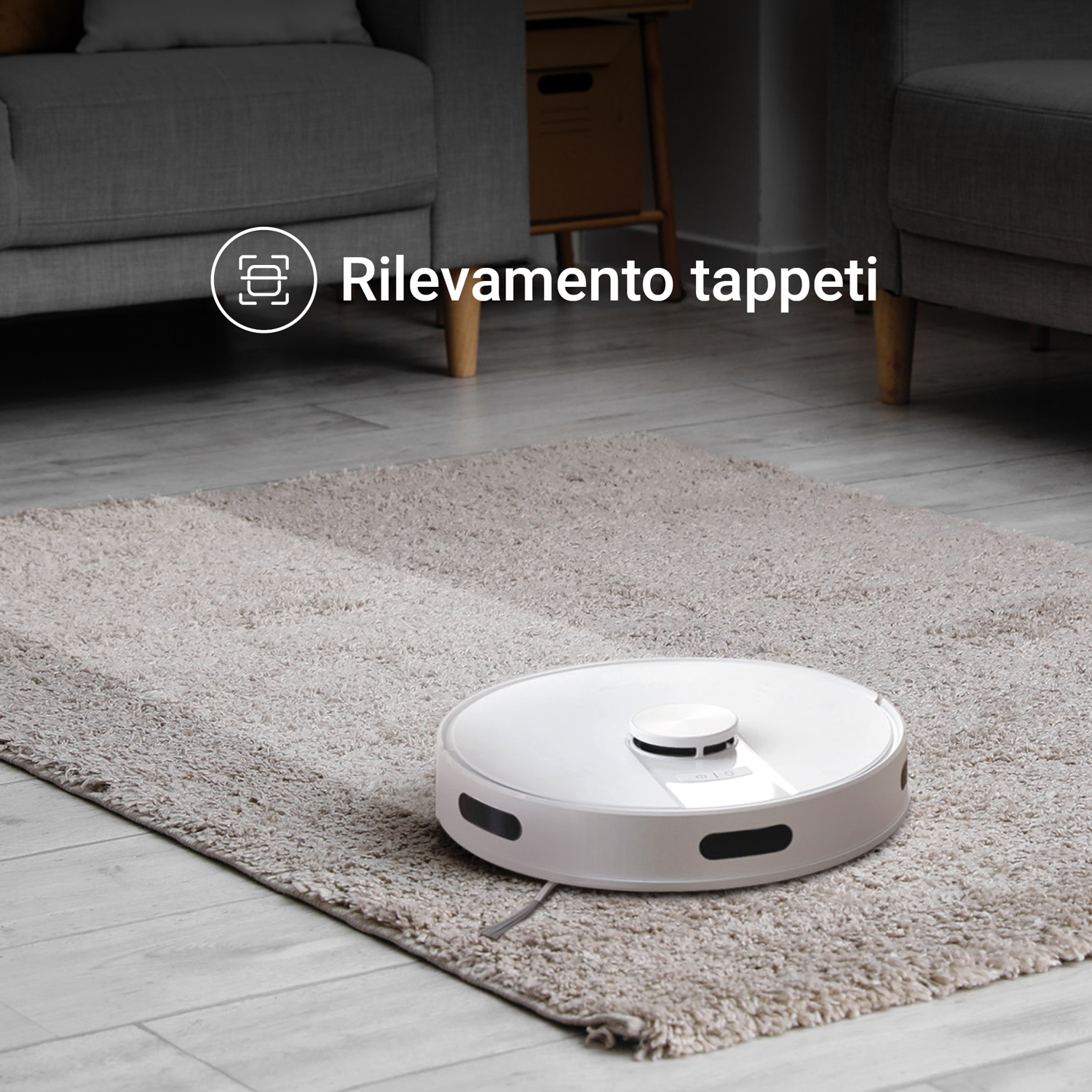 Un aspirapolvere robotico bianco su un tappeto beige. Testo: 'Rilevamento tappeti'.