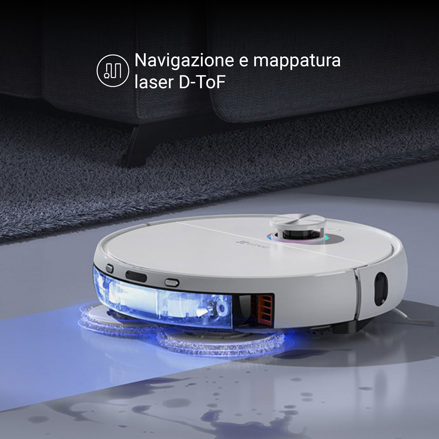 Aspirapolvere robot su un tappeto. Ha un corpo bianco, luce blu e un divano nero sullo sfondo.