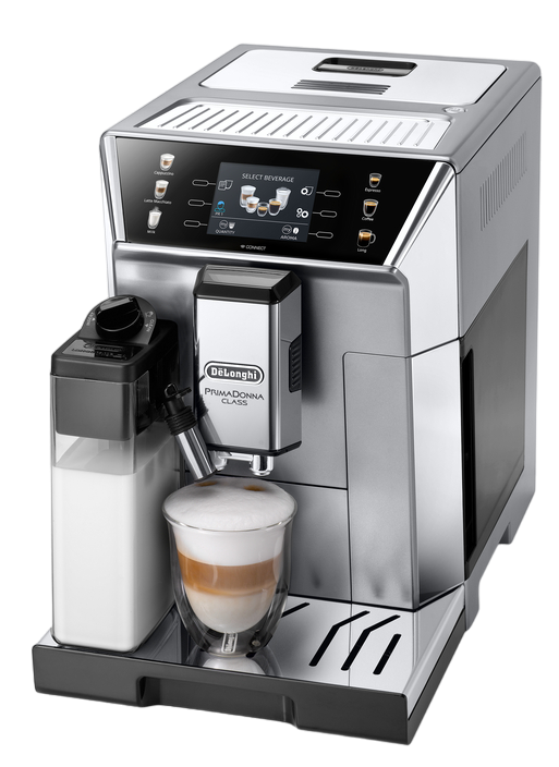 Eine silberne De'Longhi Primadonna Class Kaffeemaschine, aus der ein Latte in ein Glas ausgegeben wird.