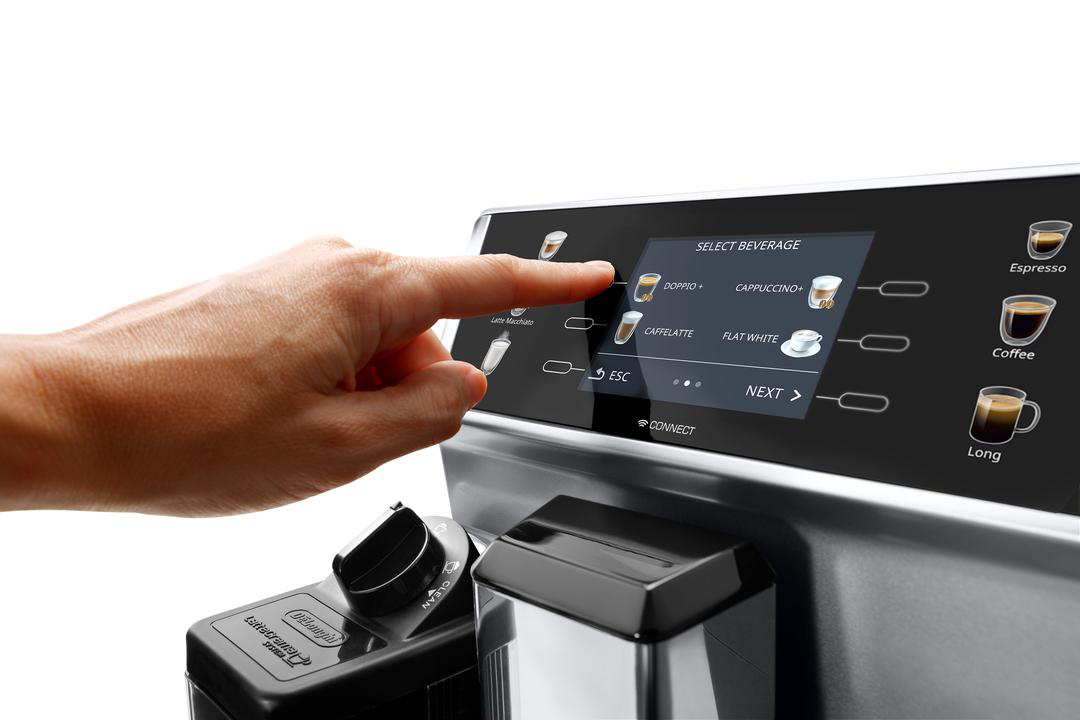 Der Finger einer Person berührt den Bildschirm einer Kaffeemaschine.