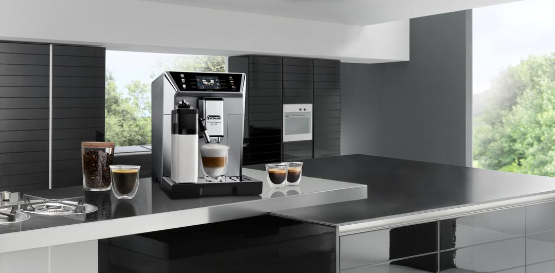 Eine De'Longhi Kaffeemaschine mit Kaffeeausgabe, auf einer Küchenarbeitsplatte.