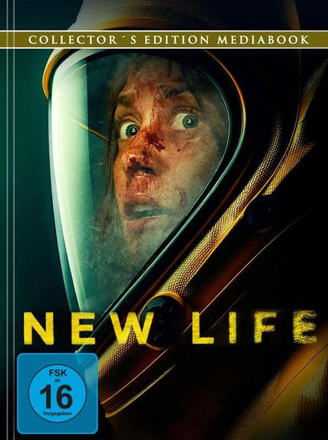 Filmcover für 'New Life'. Eine Person in einem Gefahrgutan zug mit Blut im Gesicht. Collector's Edition.