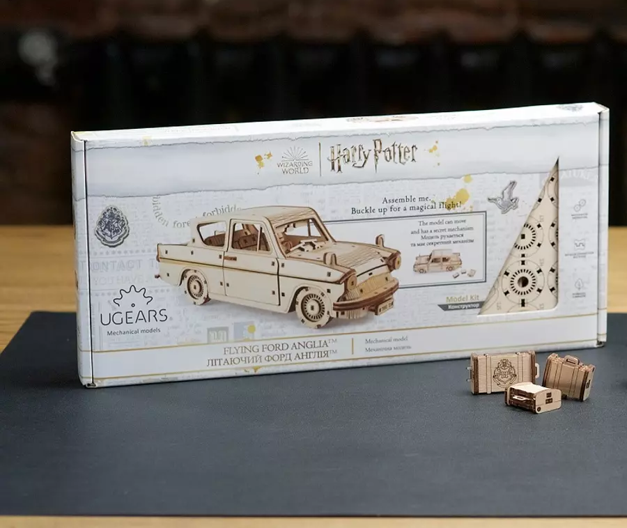 Egy Harry Potter modellkészlet a repülő Ford Anglia autóról dobozban.