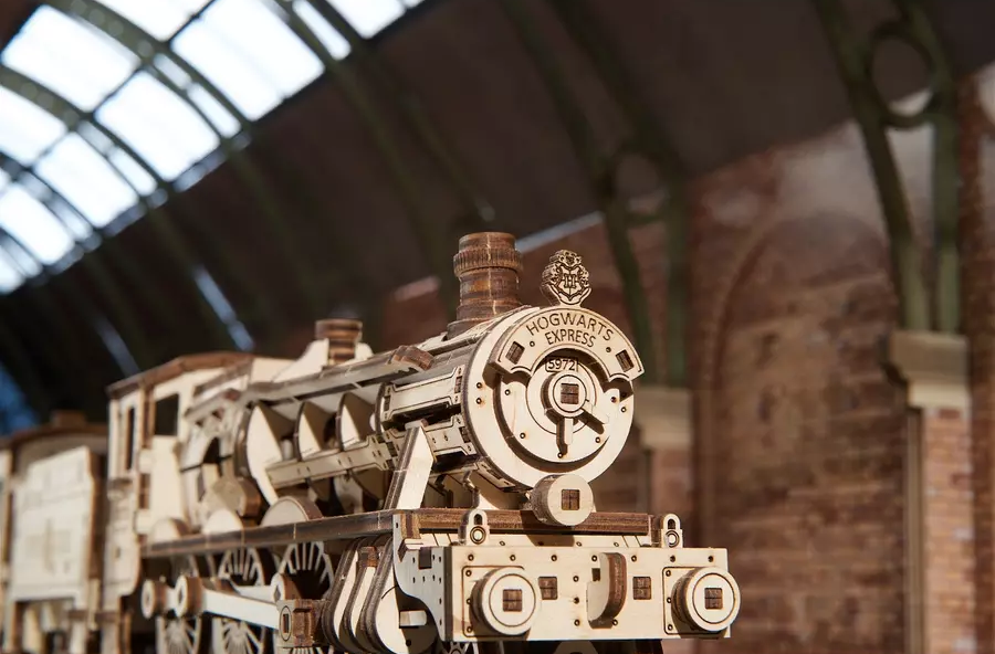 Fából készült Hogwarts Express modellvonat, egy vasútállomáson.