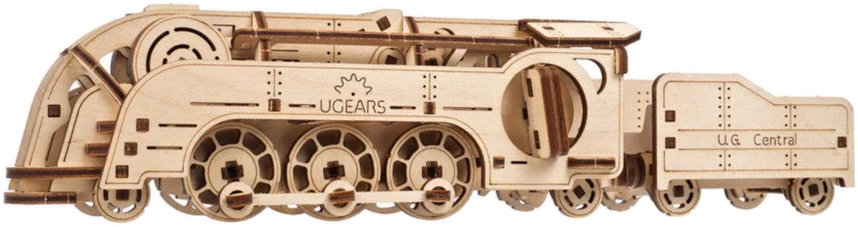 Egy fa vonatmodell több kerékkel és részlettel, UGEARS logóval.