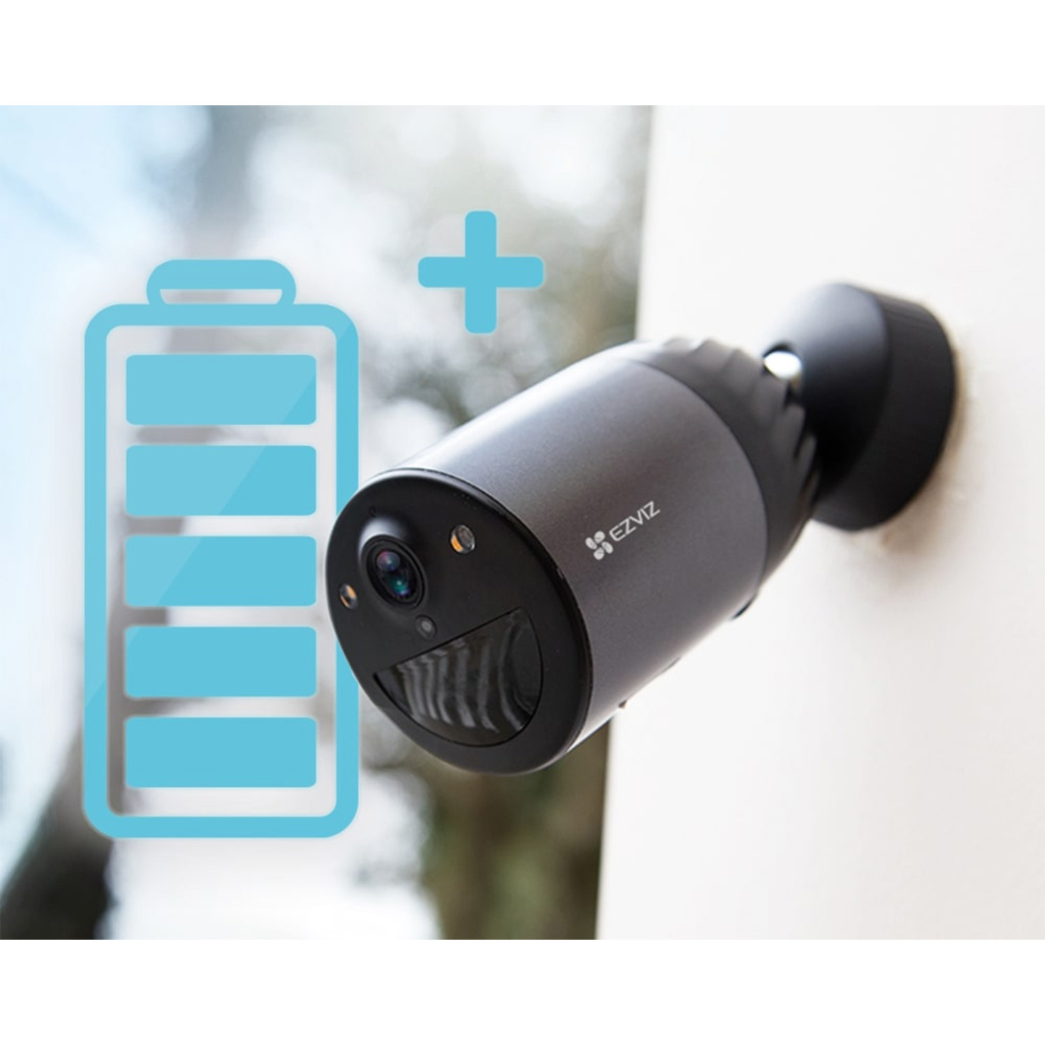 Una telecamera di sicurezza montata su un muro, accanto a un indicatore di batteria con barre blu.