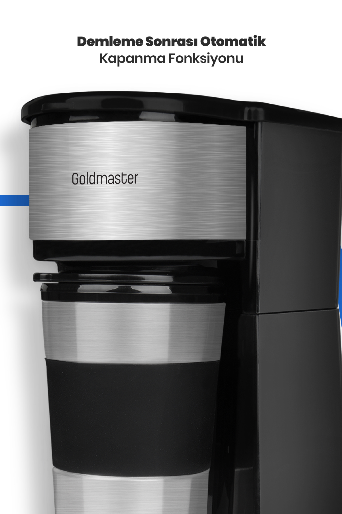 Siyah ve gümüş bir kahve makinesi. Metinde 'Goldmaster' yazıyor. Bir fincanı var. Beyaz arka plan.