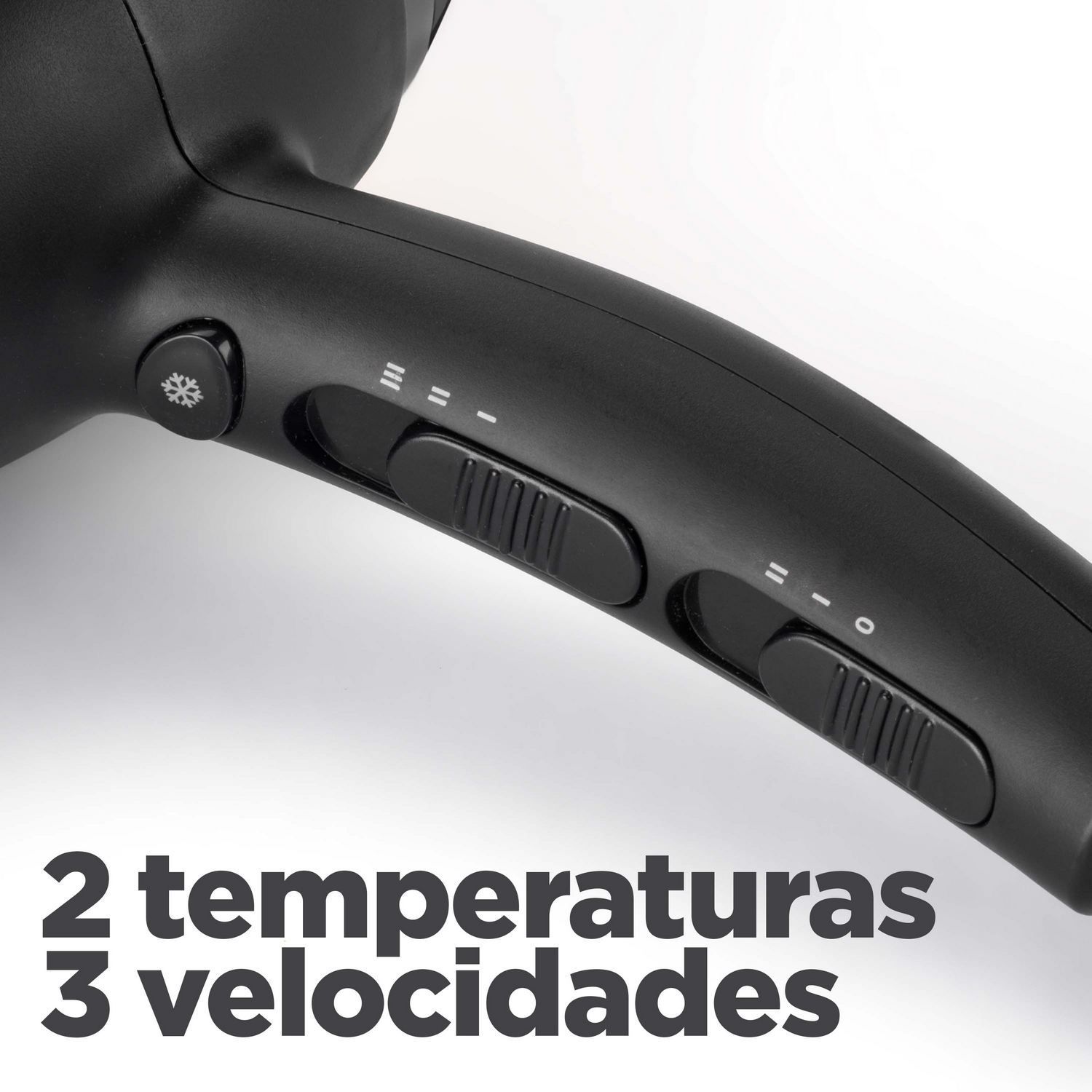 Primer plano de un secador de pelo negro con botones de control. El texto dice '2 temperaturas 3 velocidades' en español.