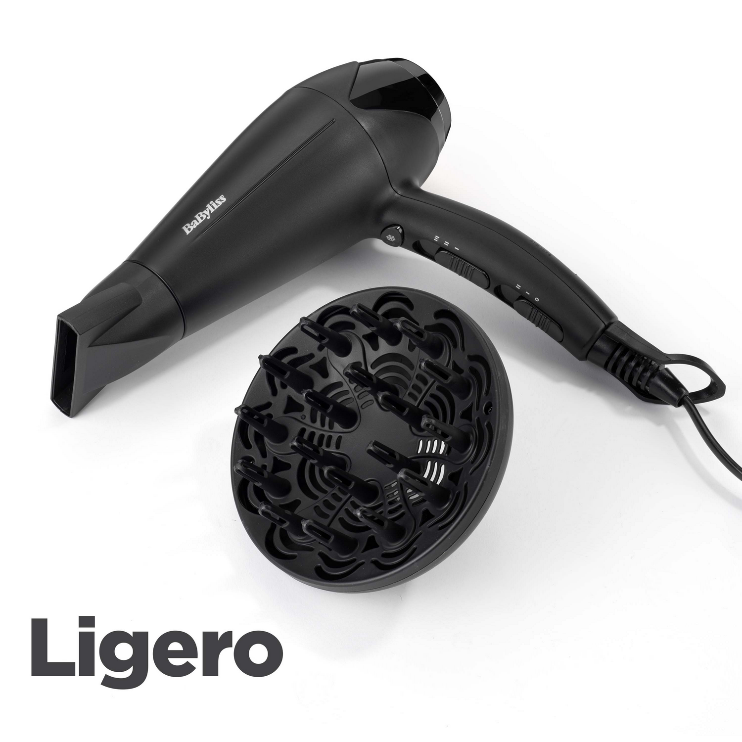 Secador de pelo negro con accesorio difusor, uno al lado del otro sobre una superficie blanca.