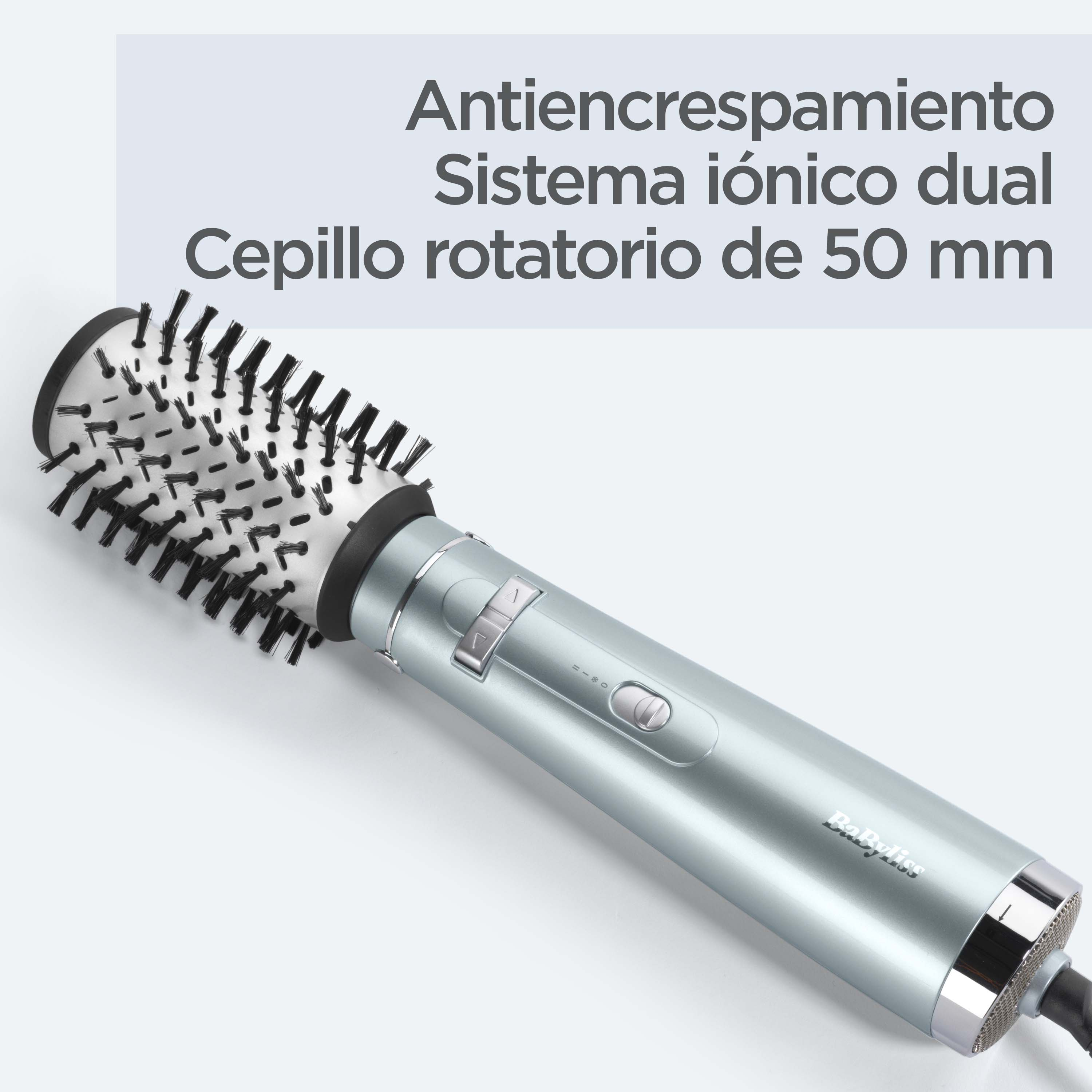 Un cepillo de pelo azul con texto en español. Está sobre una superficie blanca.