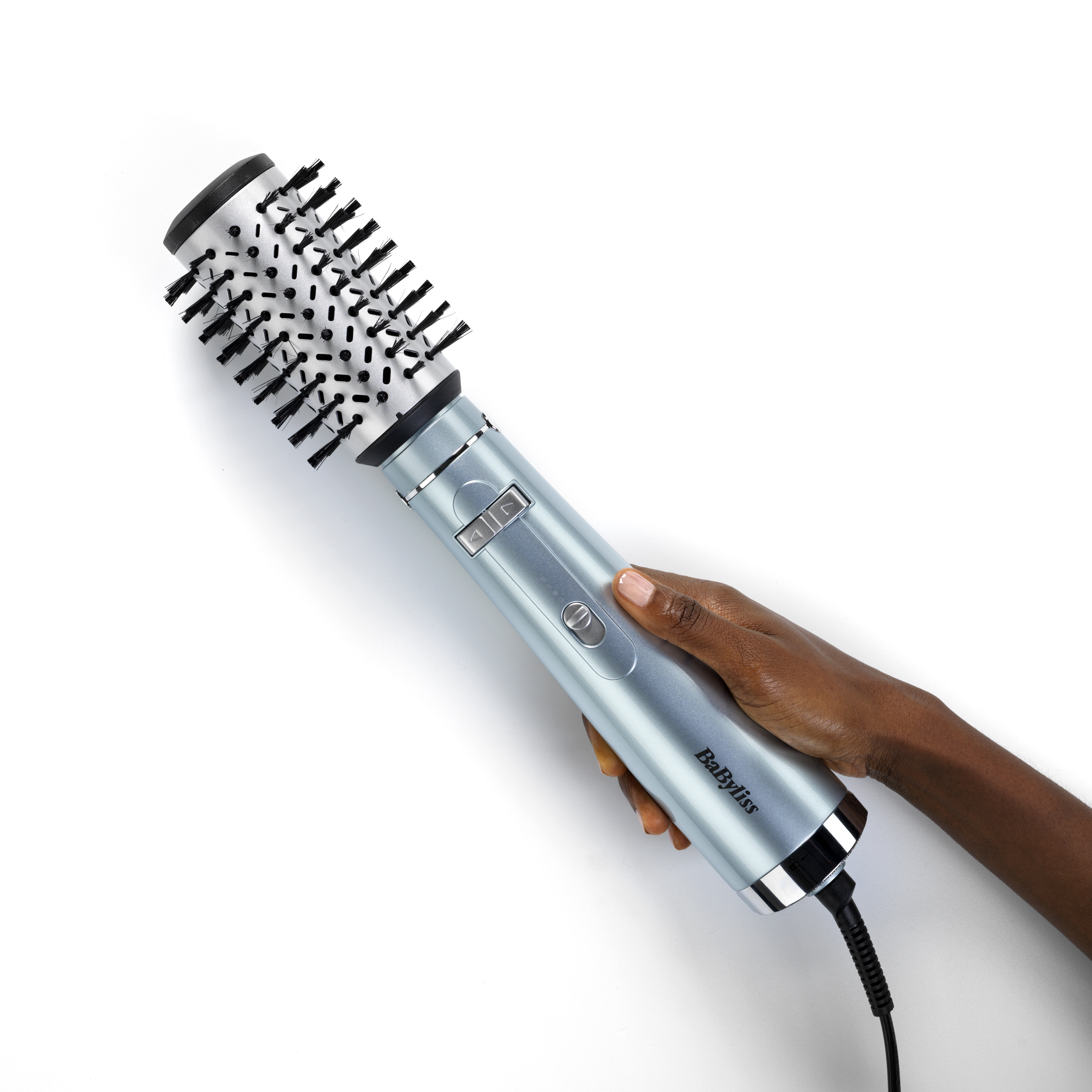 Mano de mujer sosteniendo un cepillo de peinado Babyliss.