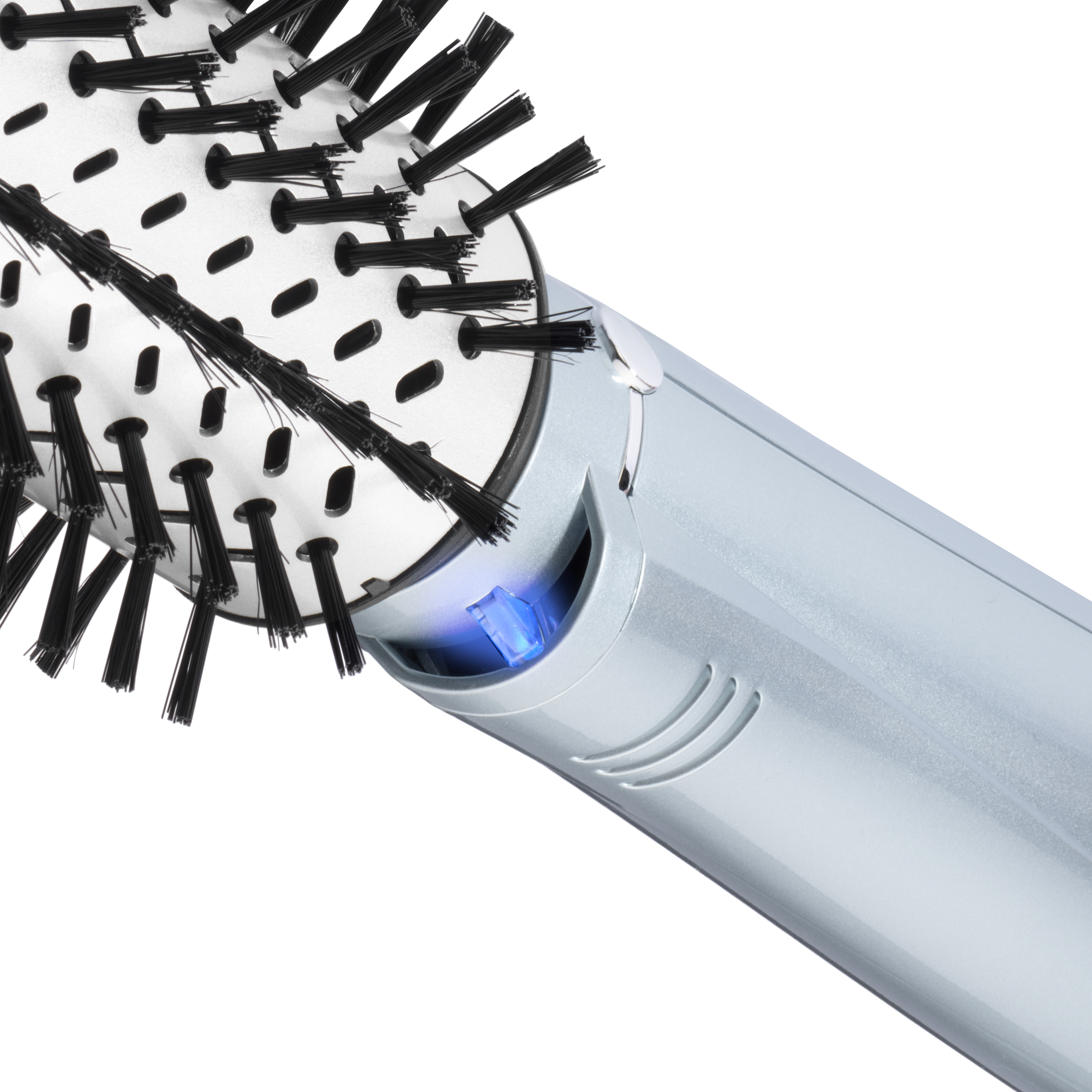 Primer plano de un cepillo redondo para el cabello con cerdas y luz azul, aislado en blanco.
