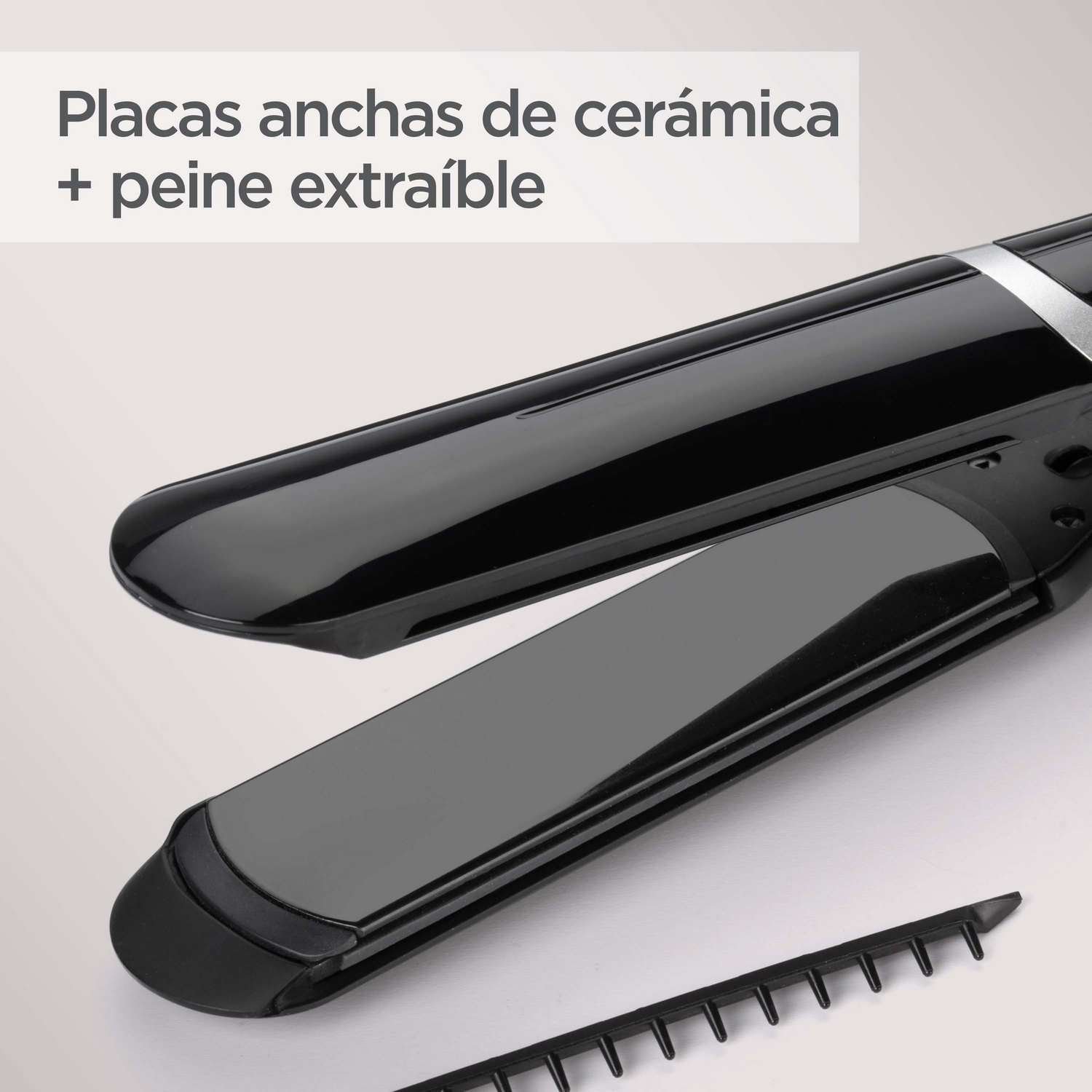 Una plancha de pelo negra con placas de cerámica y un peine extraíble.