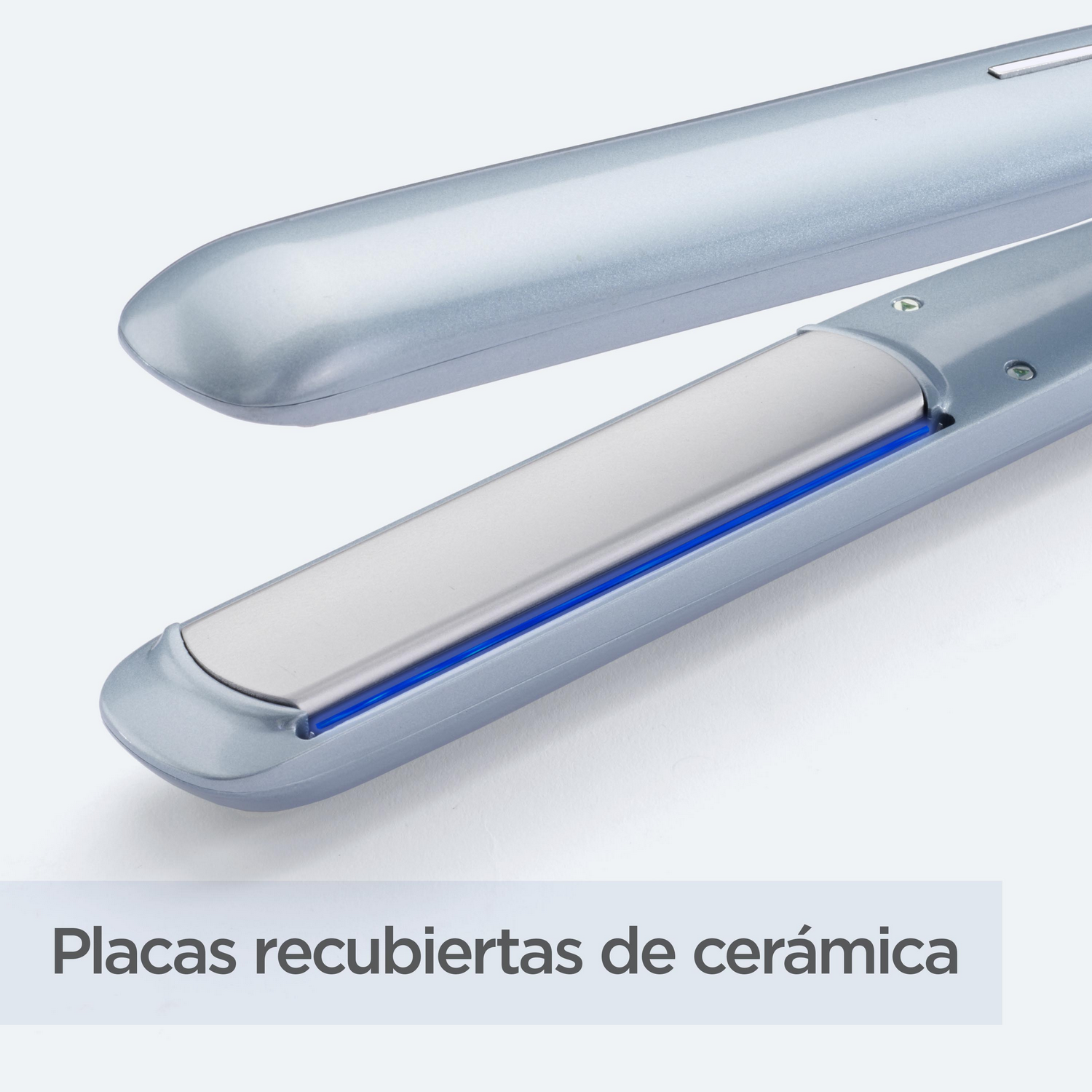 Primer plano de una plancha para el cabello azul con placas recubiertas de cerámica.