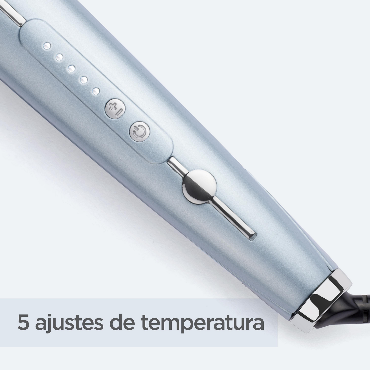 Primer plano de una plancha para el pelo azul y plateada con botón de encendido y controles de temperatura.