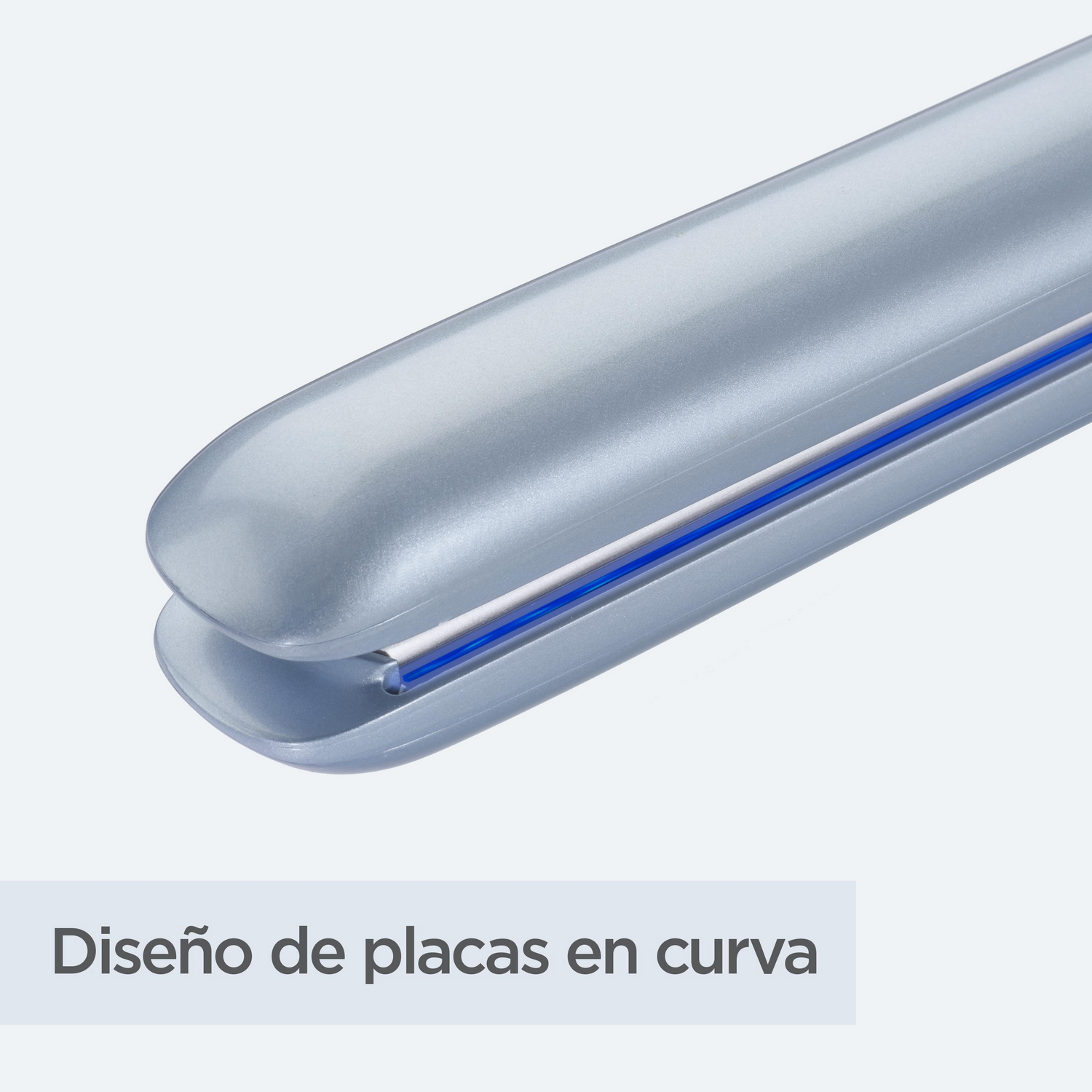 Una plancha de pelo gris con diseño de placa curva. Se ven detalles azules.
