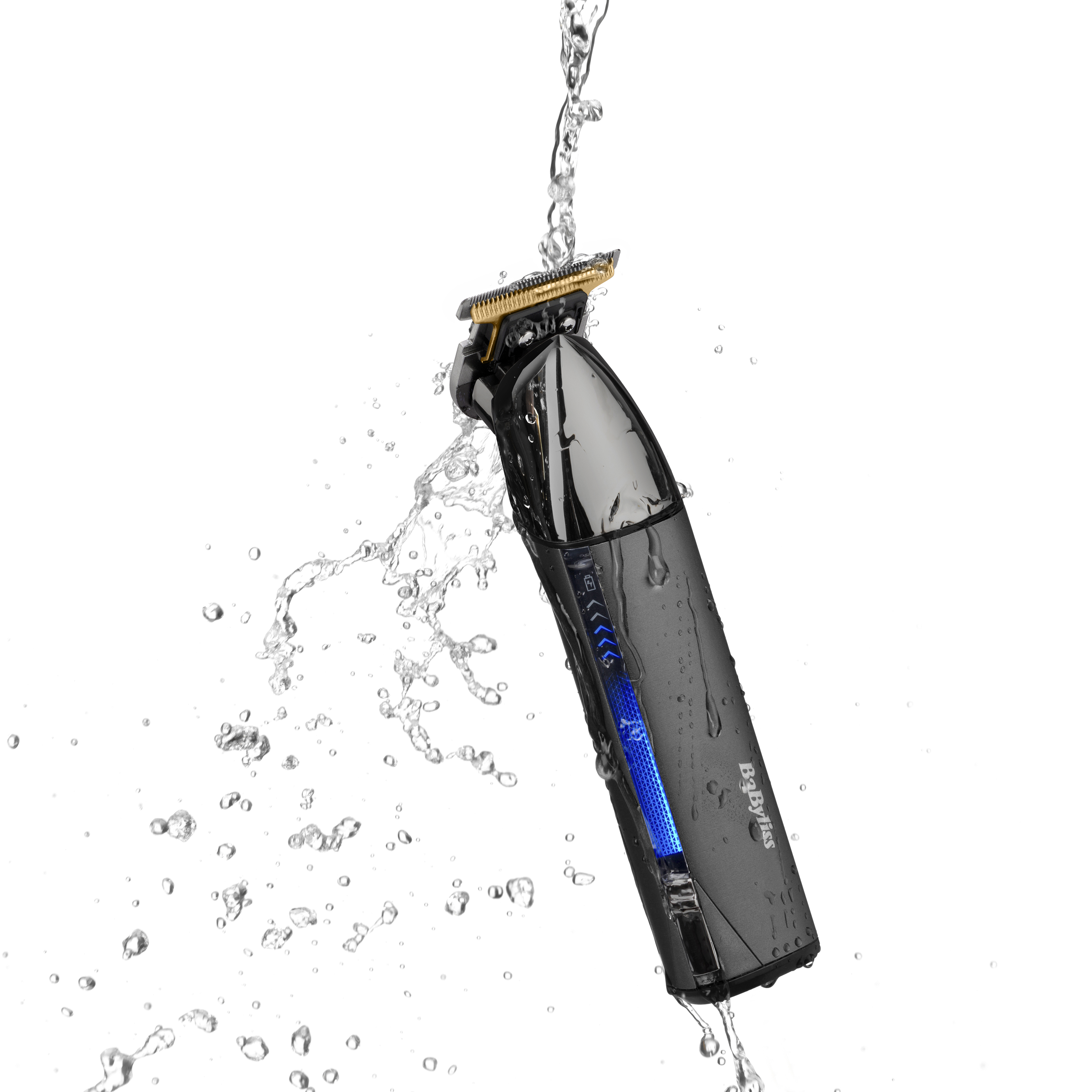 Recortadora Babyliss negra y dorada, rodeada de gotas de agua, indicador de luz azul encendido.