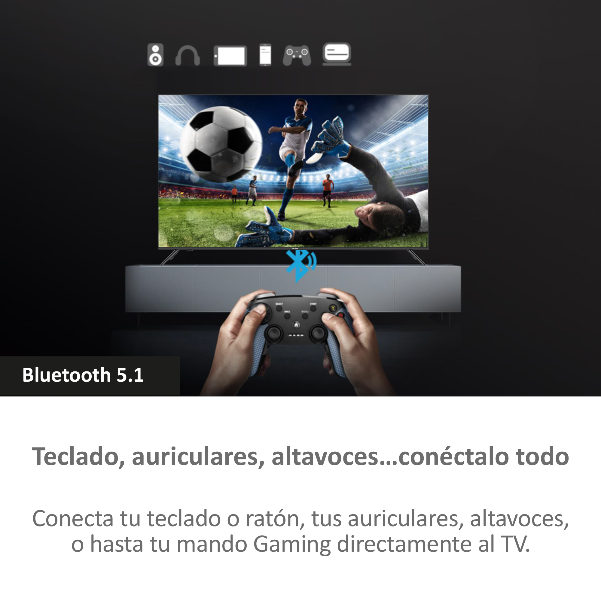 Manos sosteniendo un mando, conectado a un televisor que muestra un partido de fútbol. Texto: Conecta todo.