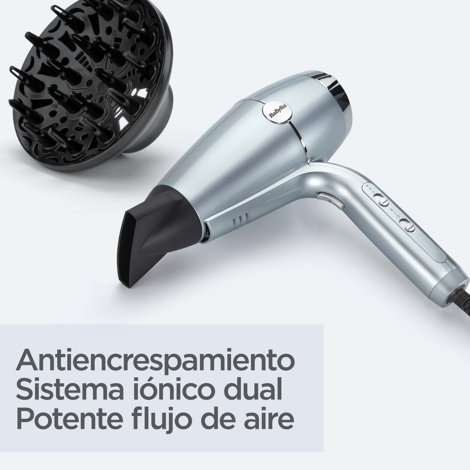 Secador de pelo con difusor. El secador es plateado y negro, sobre fondo blanco.