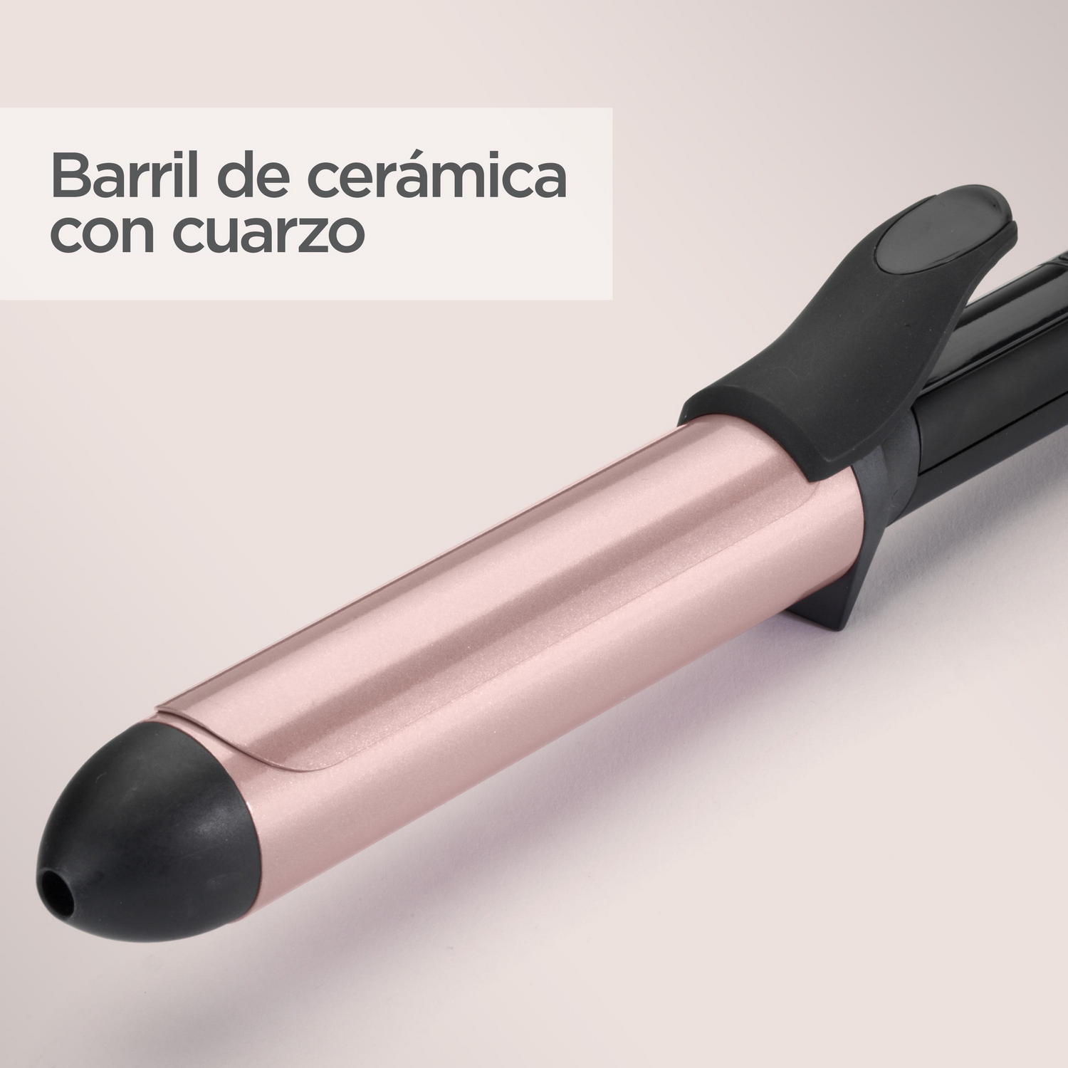 Un rizador con un barril oro rosa y un mango negro. El texto dice 'Barril de cerámica con cuarzo'.