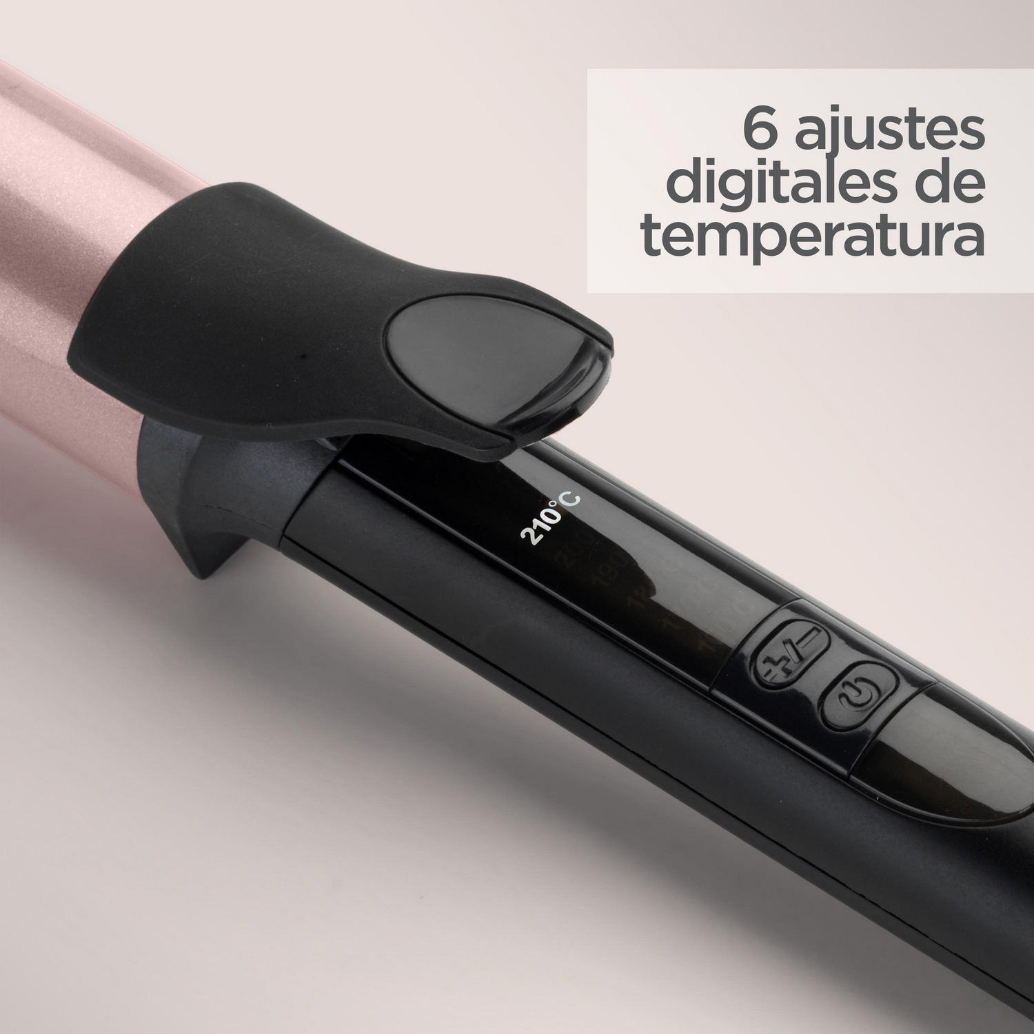 Primer plano de un rizador de pelo con pantalla de temperatura digital, que muestra 6 ajustes. El rizador es negro y rosa.