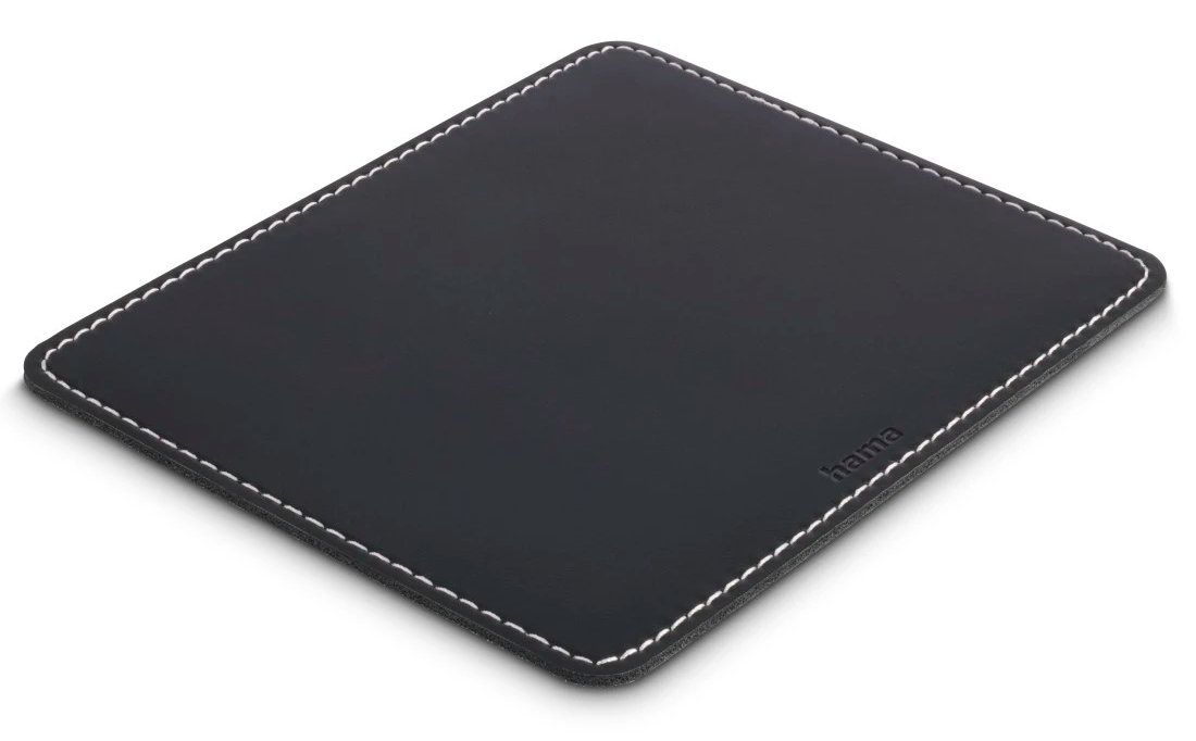 Czarna prostokątna podkładka pod mysz z białymi szwami na krawędziach, na białej powierzchni.