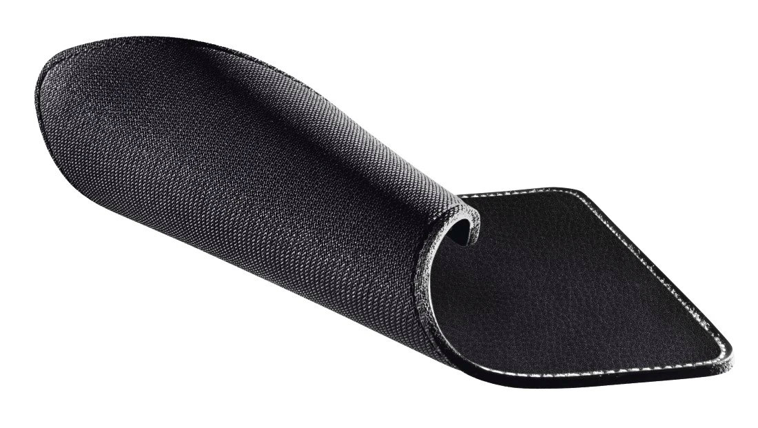 Czarna podkładka pod mysz, złożona, pokazująca teksturowaną i gładką powierzchnię.