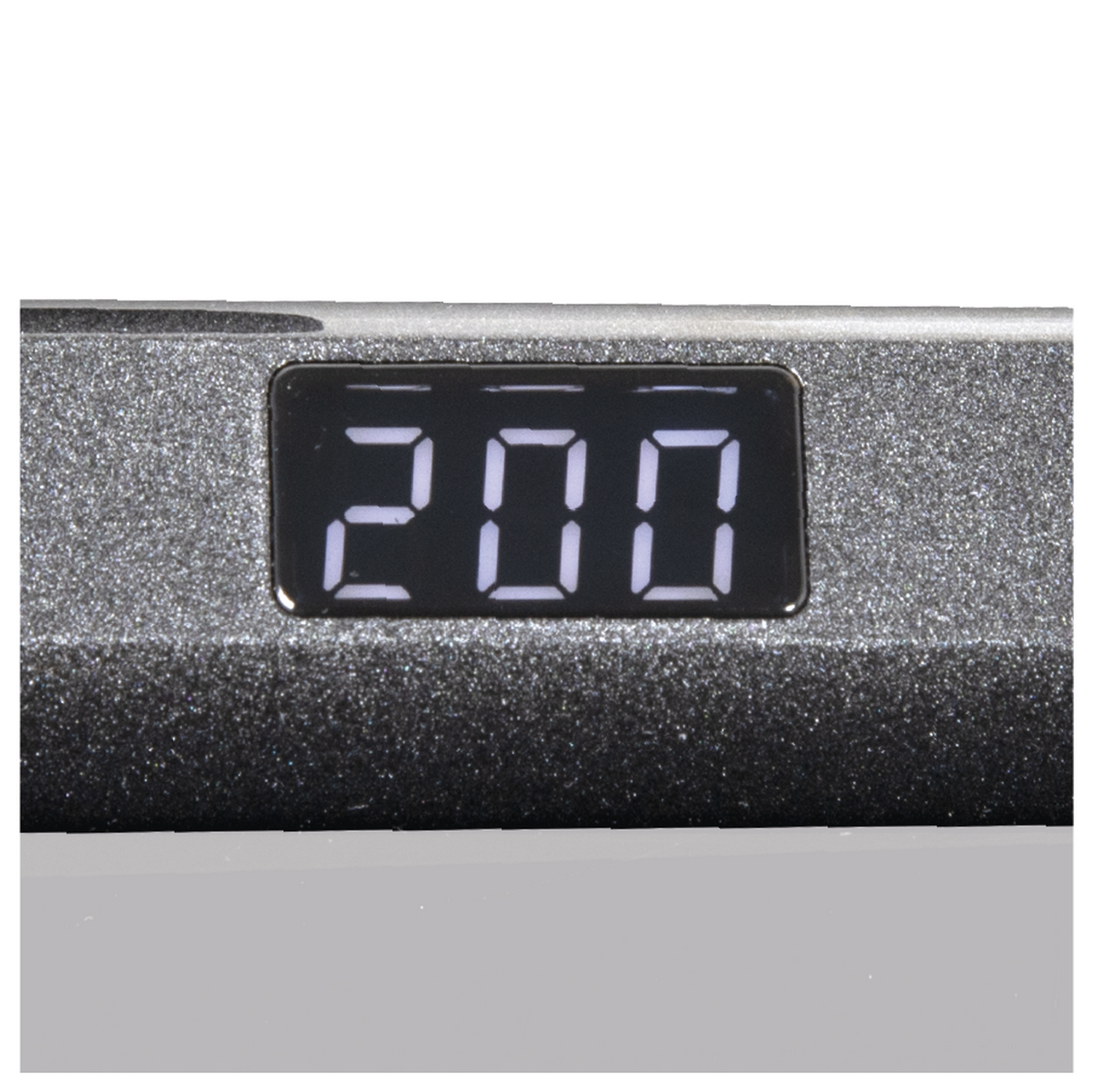Un primer plano de una pantalla digital que muestra el número '200'. Está sobre una superficie gris texturizada.