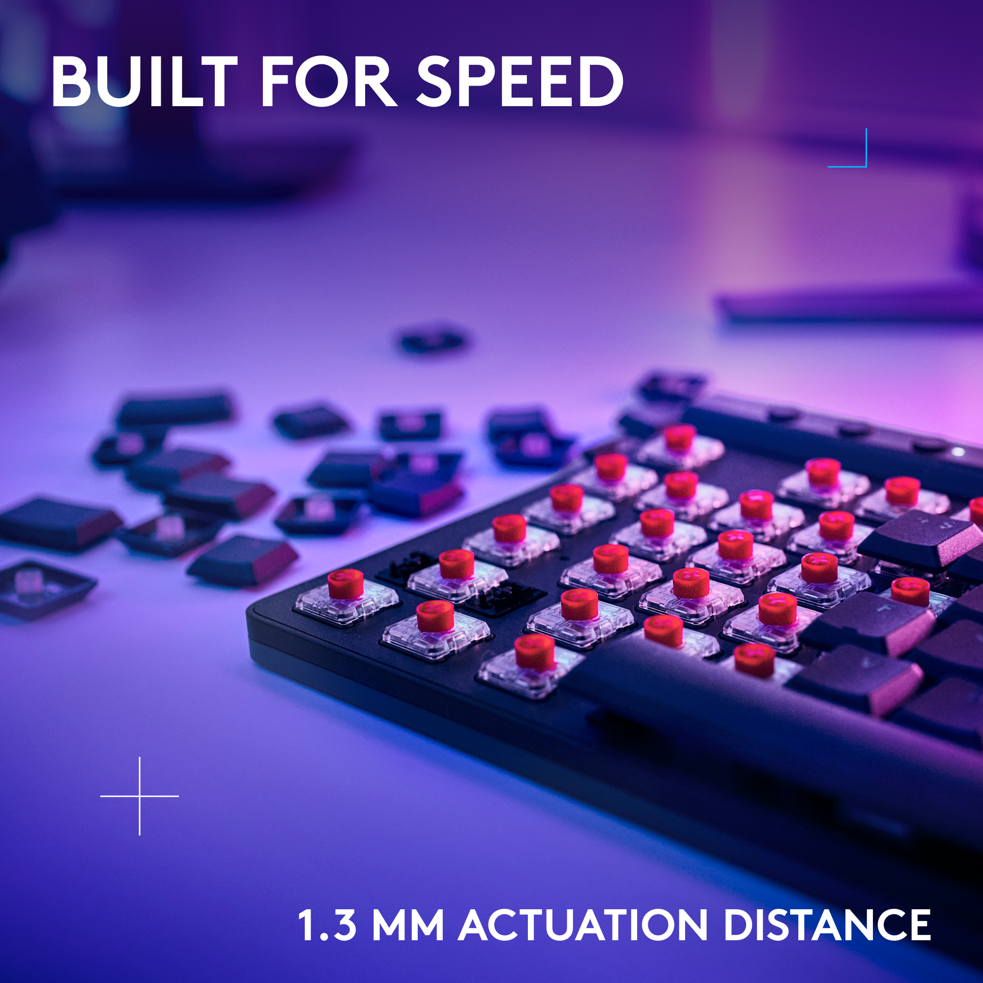 Gros plan d'un clavier avec interrupteurs rouges et touches noires, texte 'Built for Speed' et '1.3 mm'.