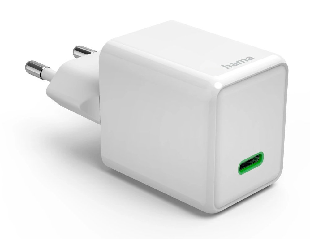 Biała ładowarka Hama, widok pod kątem. Ma wtyczki i zielony port ładowania.