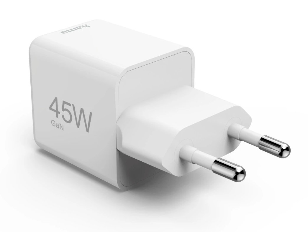 Biała ładowarka 45W GaN z wtyczką UE, widok z kąta, na białym tle.