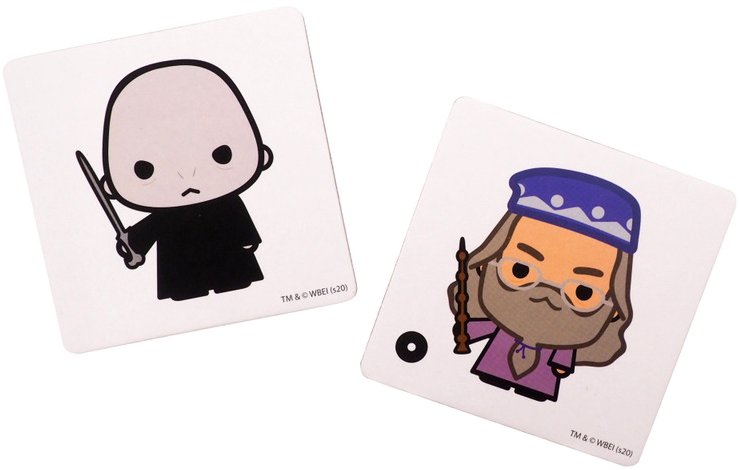 Kártyák Voldemort és Dumbledore rajzolt képeivel, fehér háttérrel.
