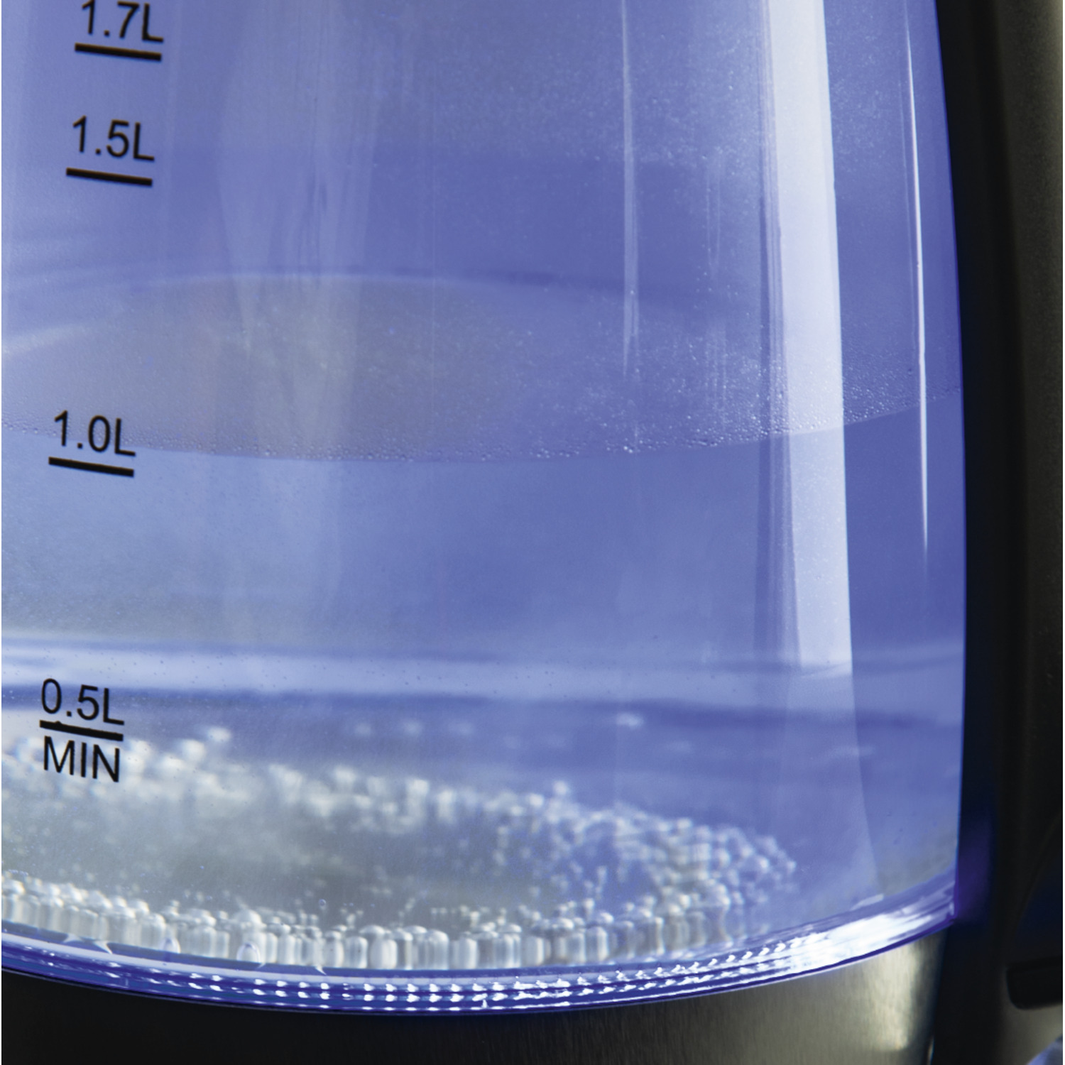 Gros plan sur une bouilloire électrique en verre avec de l'eau, montrant les indicateurs de niveau d'eau.