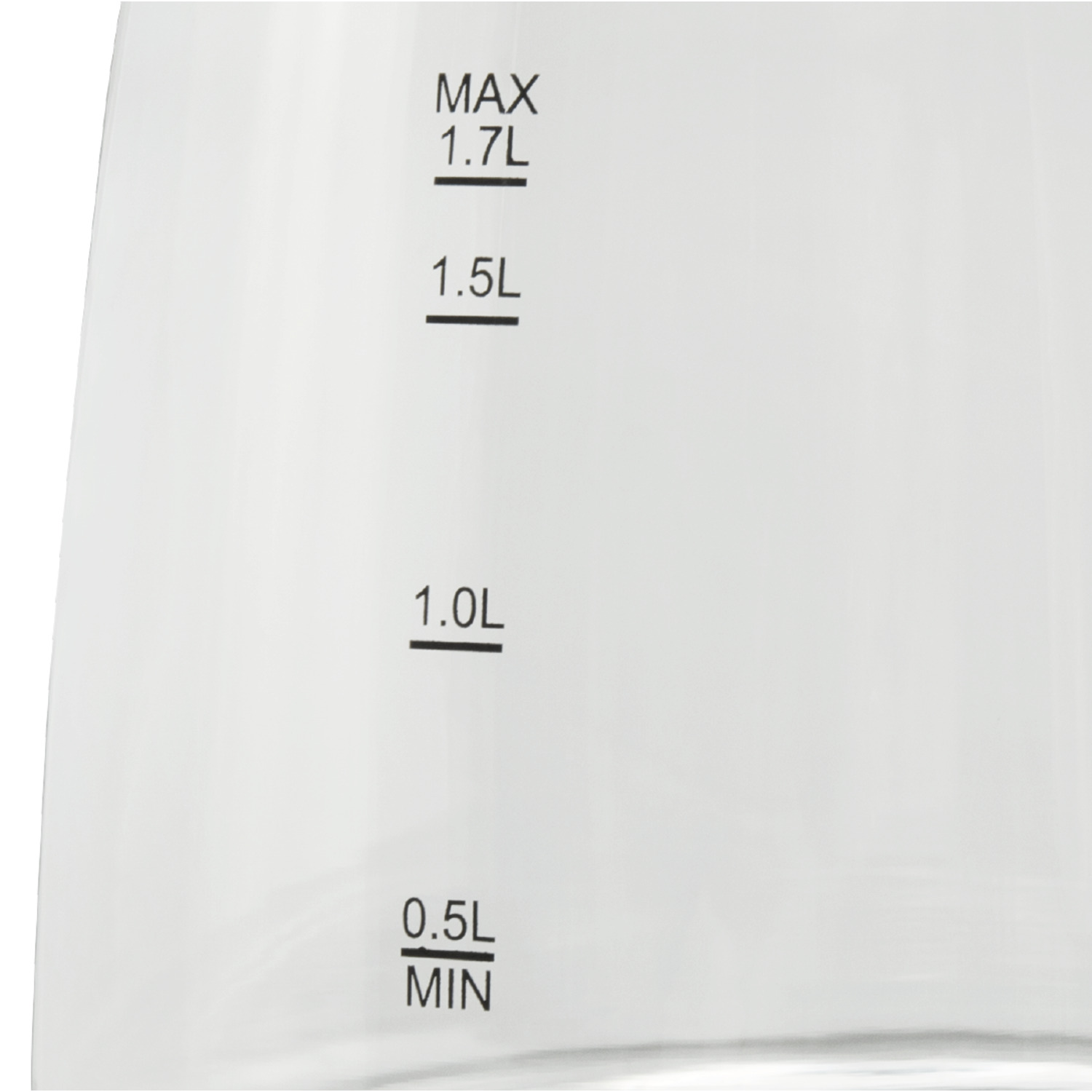 Gros plan d'un récipient d'eau en verre transparent avec des marques de mesure imprimées, texte noir sur blanc.