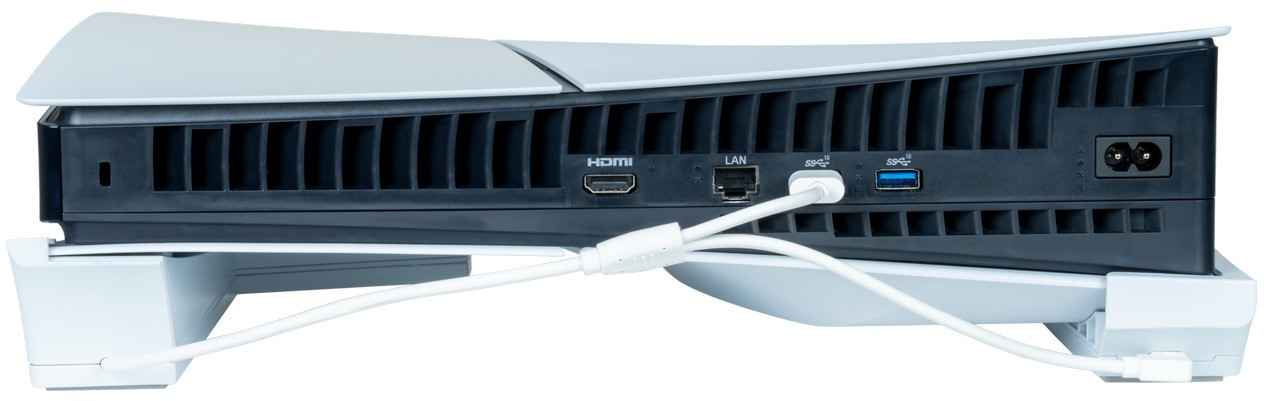 PlayStation 5 konzol hátulja fehér állvánnyal és kábelekkel. Portok láthatók.
