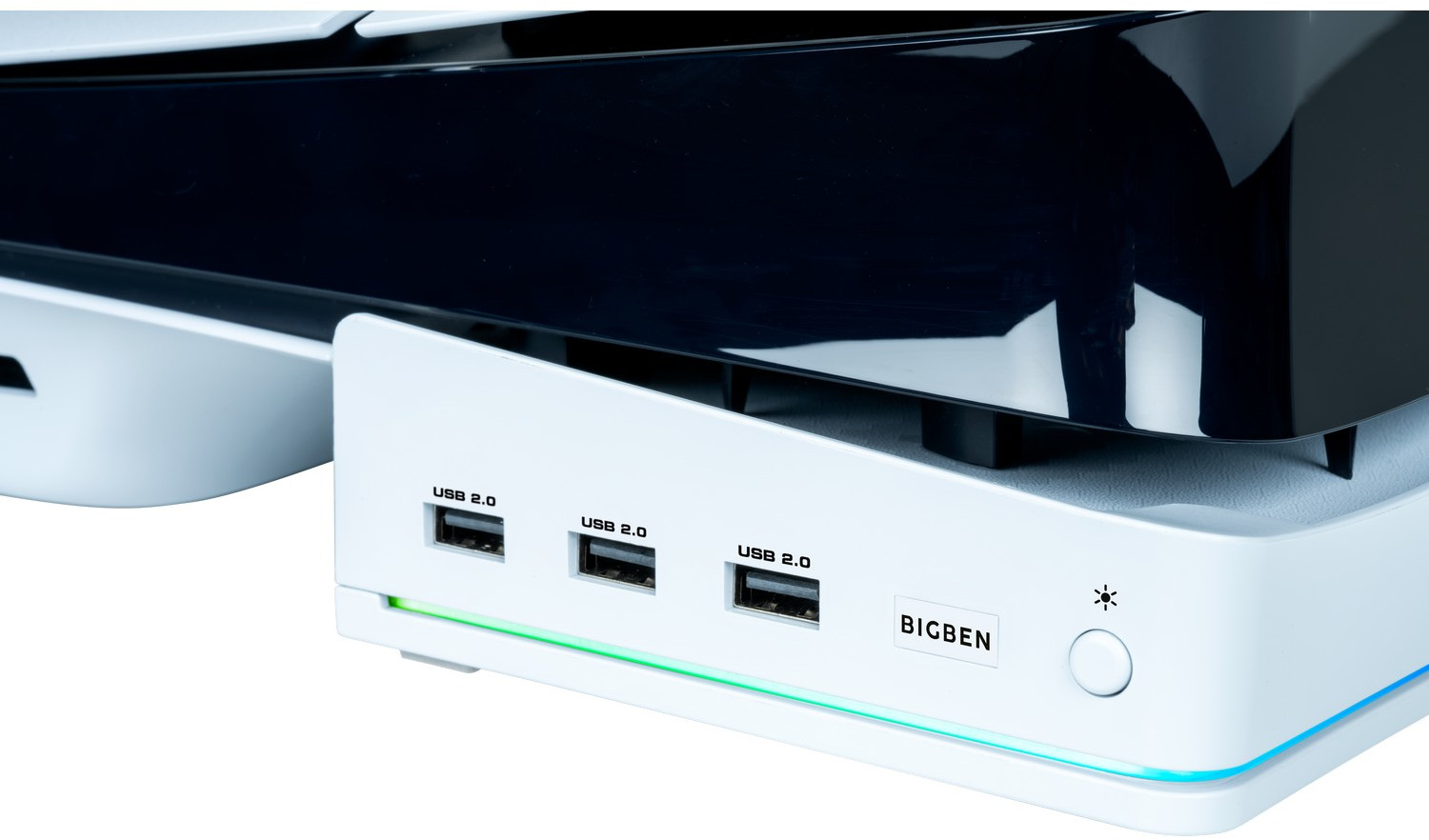 Egy fehér állvány USB portokkal egy fekete PS5 konzolt tart. Az állványon egy BIGBEN felirat látható.