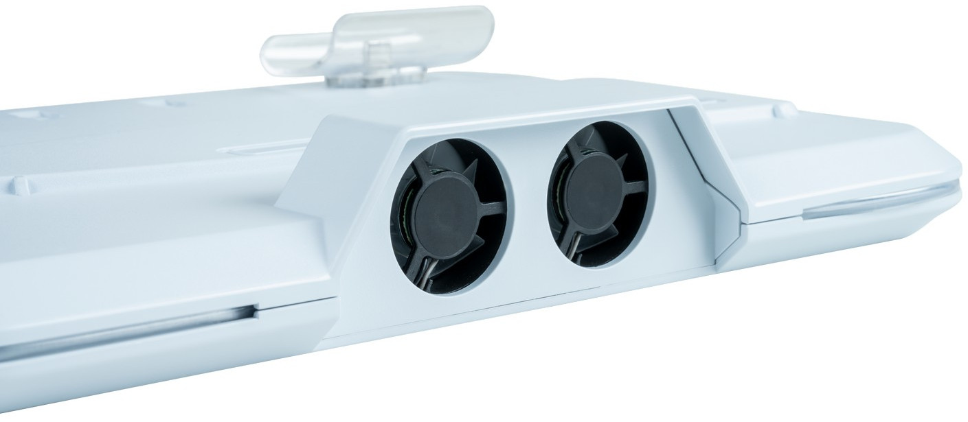 Egy fehér készülék közelképe két fekete ventilátorlapáttal és egy átlátszó műanyag darabbal.