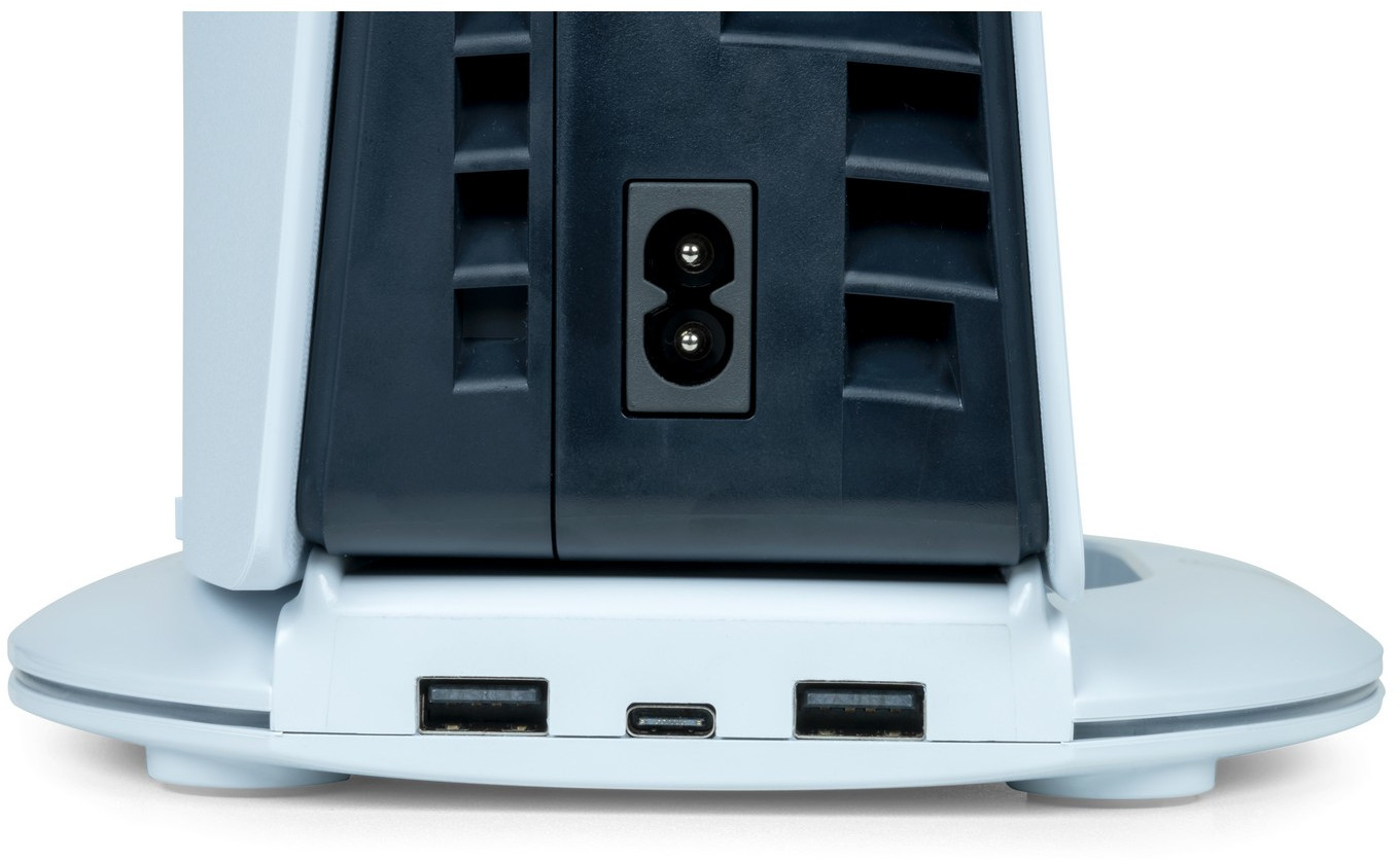 A fehér PS5 állvány közeli képe portokkal. Fekete tápcsatlakozó és USB portok láthatók.