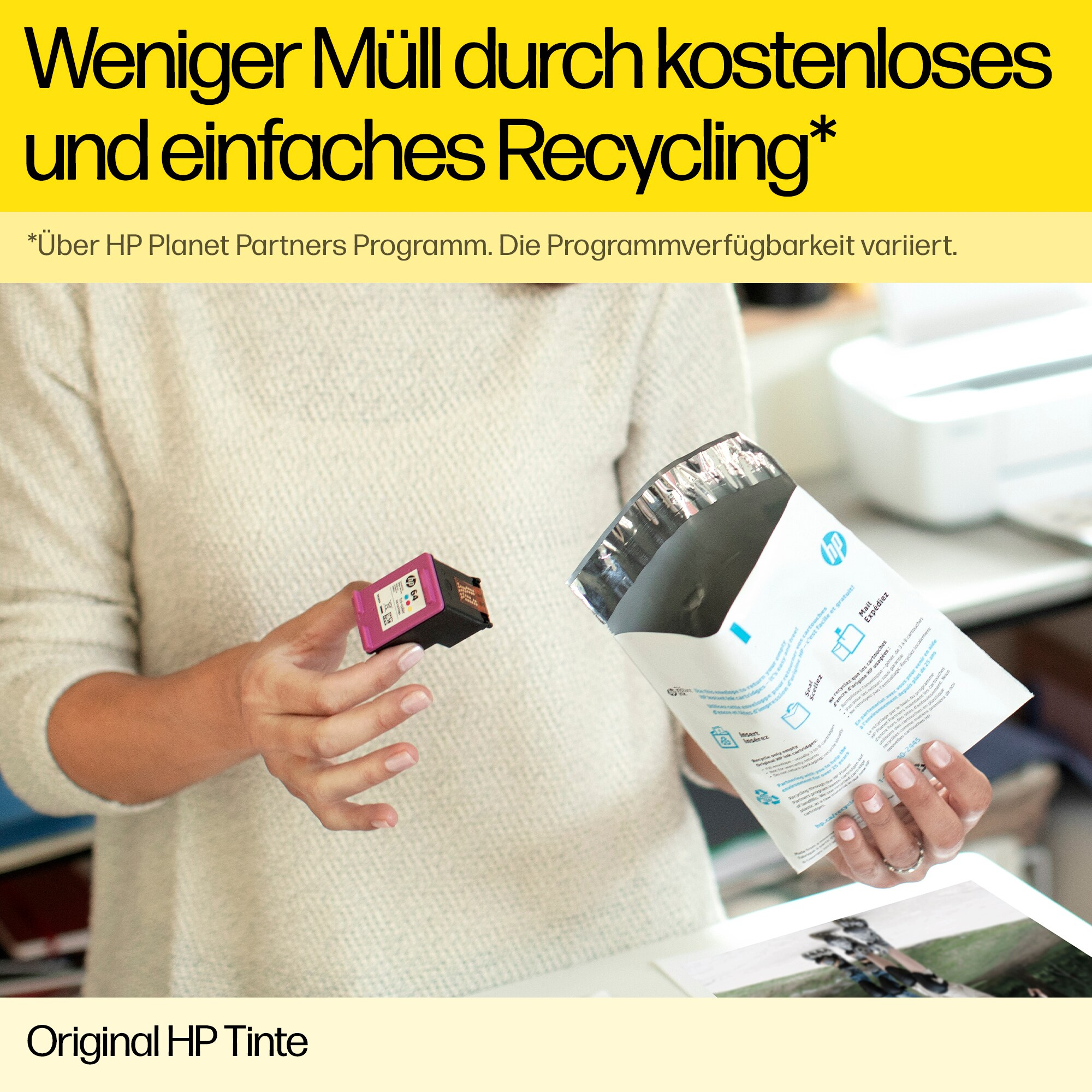 Eine Frau hält Tintenpatrone und Recycling-Umschlag, Text zum Recycling.