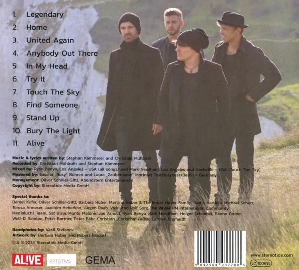 Albumcover mit vier Männern. Text listet Songs und Credits. Hintergrund ist eine verschwommene Szene im Freien.