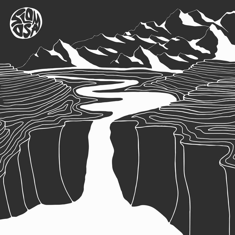 Schwarz-Weiß-Illustration: Berge, Fluss, Mond und Text 'SD'.