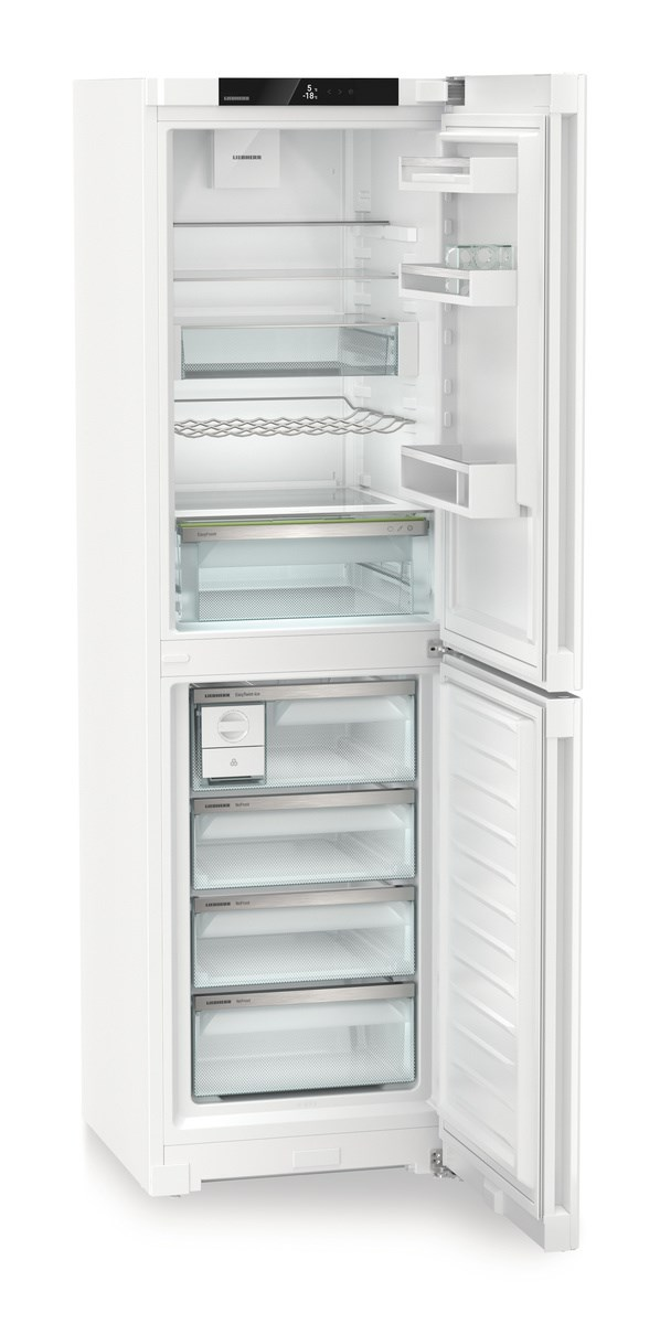 Weißer Kühlschrank mit offener Tür, die Regale und Schubladen im Inneren zeigt.