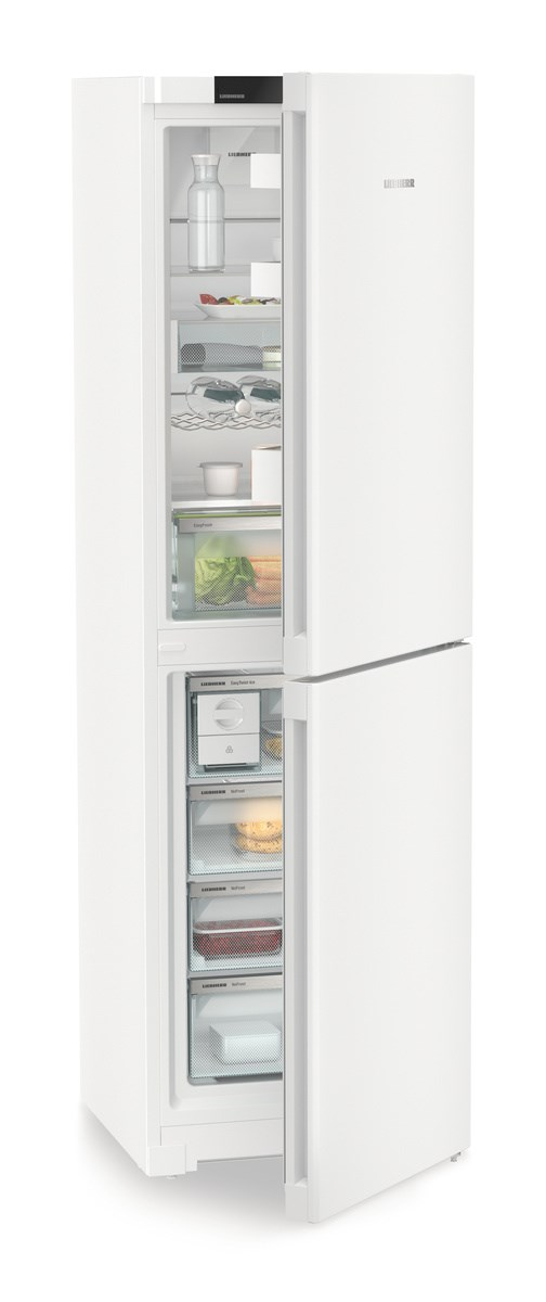 Weißer Kühlschrank, offene Tür. Zeigt Regale mit Gegenständen, Gemüse und Gefrierfach.