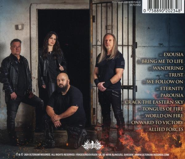 Albumcover mit einer Band aus vier Mitgliedern, mit Songtiteln und Feuer im Hintergrund.