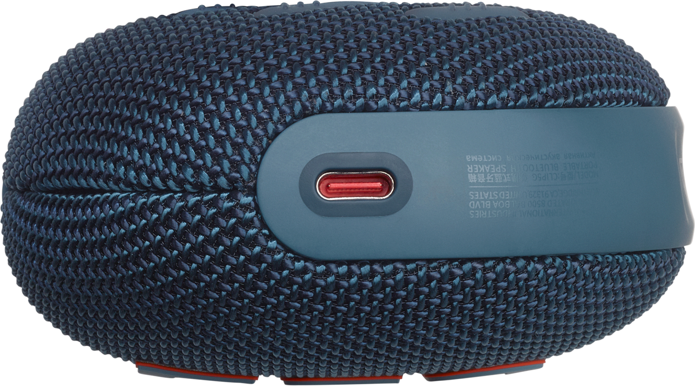 Nahaufnahme eines marineblauen und türkisfarbenen Lautsprechers mit USB-C-Anschluss.