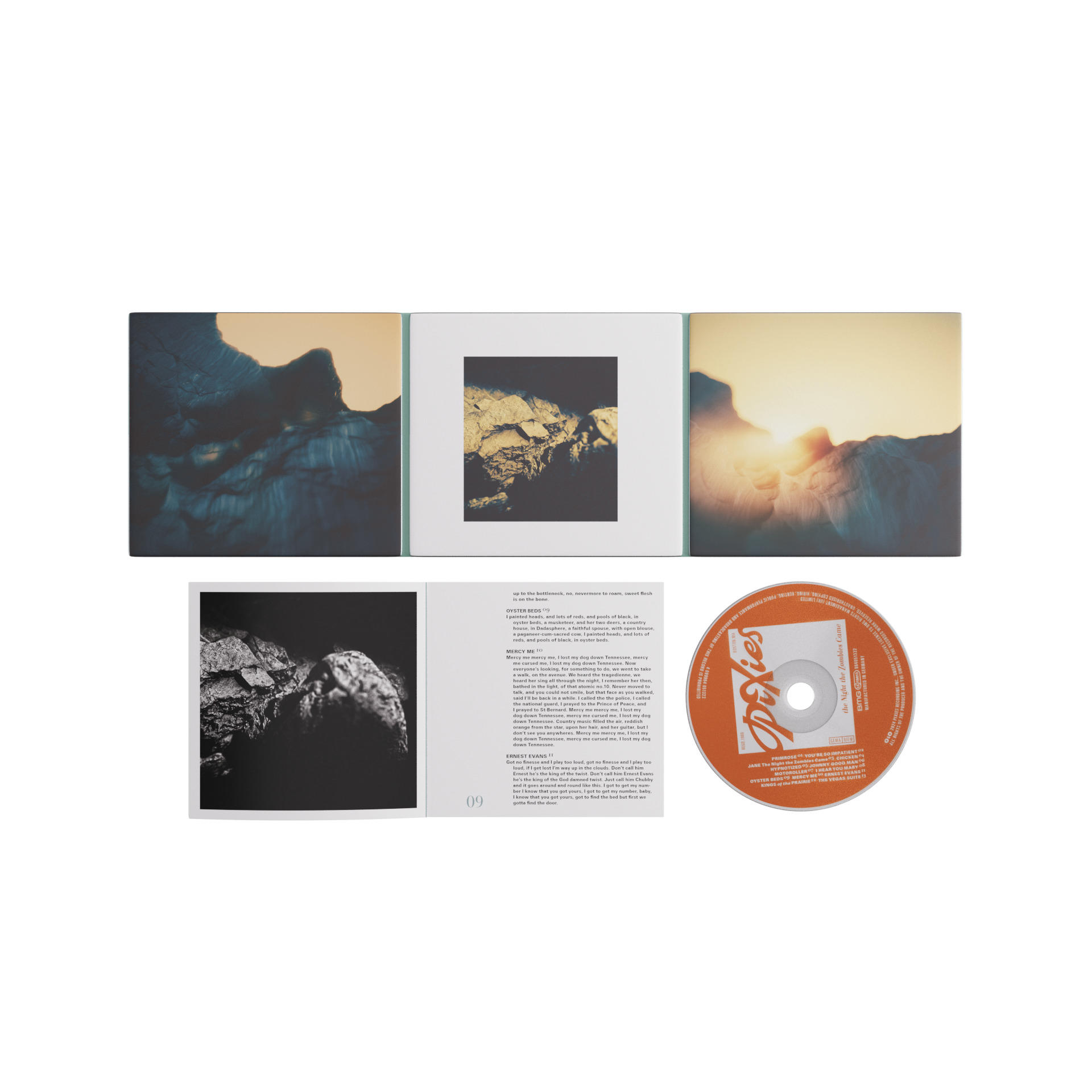 Ein Buch mit Bildern und eine CD. Das Buch hat Bilder von Felsen und die CD ist orange.