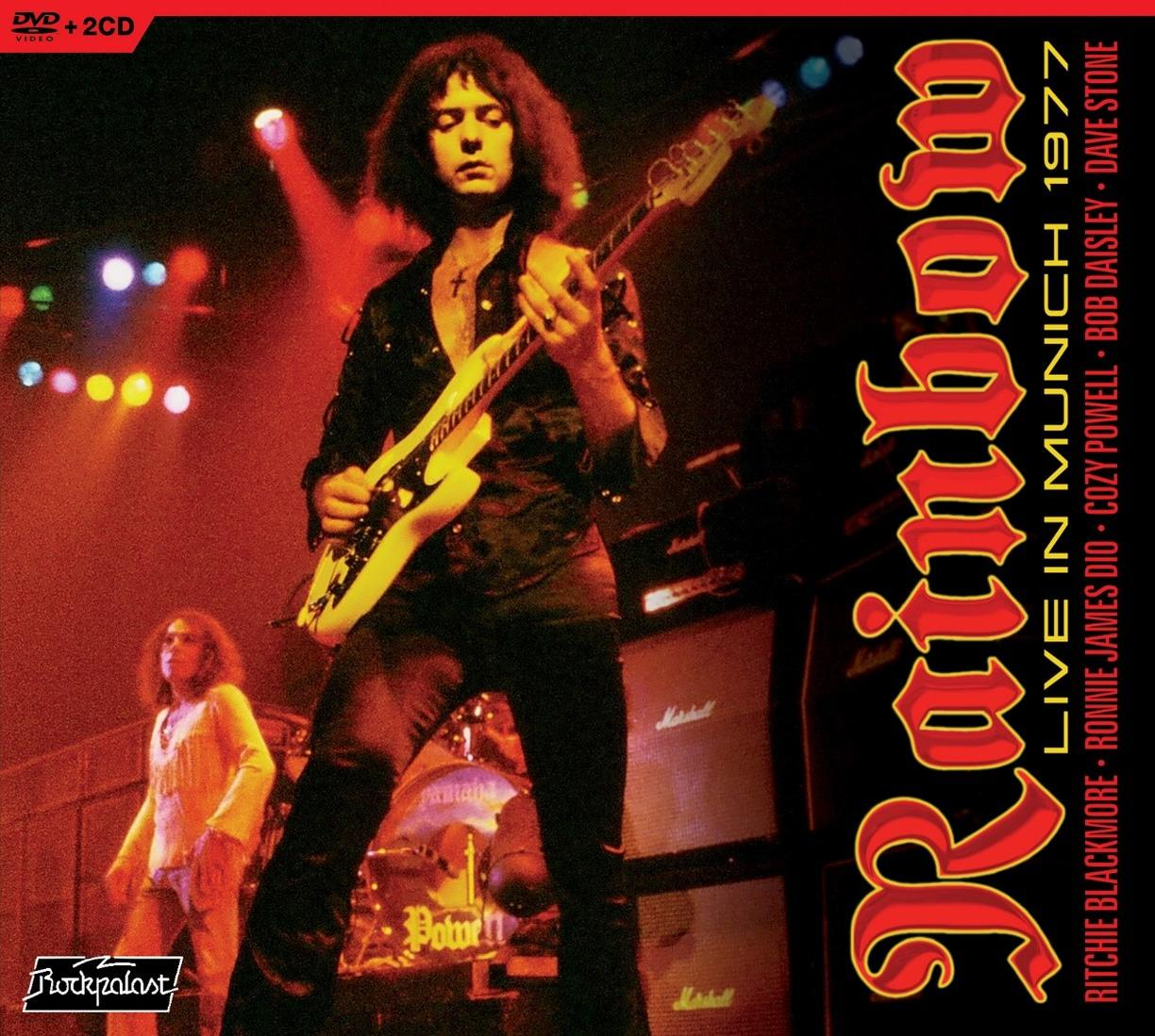 Albumcover von Rainbow Live in München 1977. Ritchie Blackmore spielt Gitarre auf der Bühne. Text ist rot und weiß.