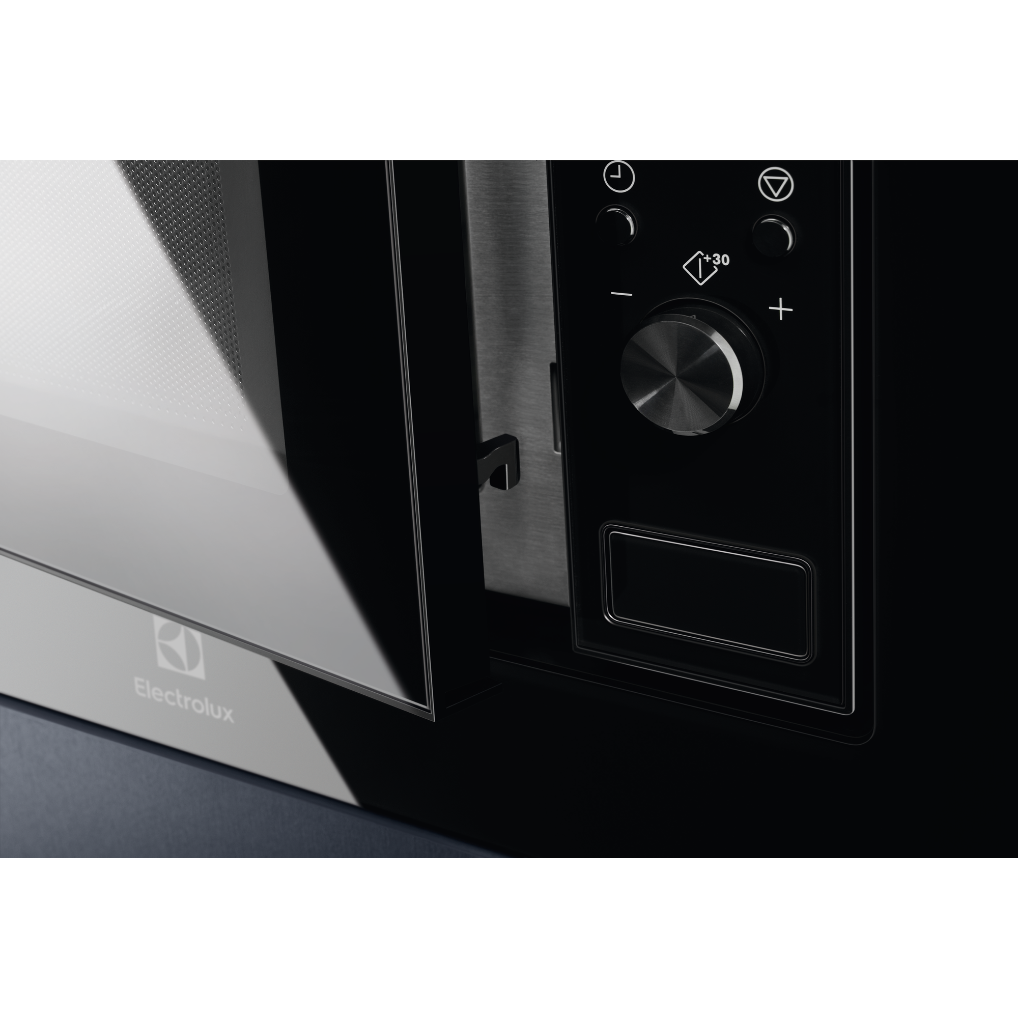 Primer plano de un microondas negro con la puerta entreabierta. Panel de control visible con botones y un dial.