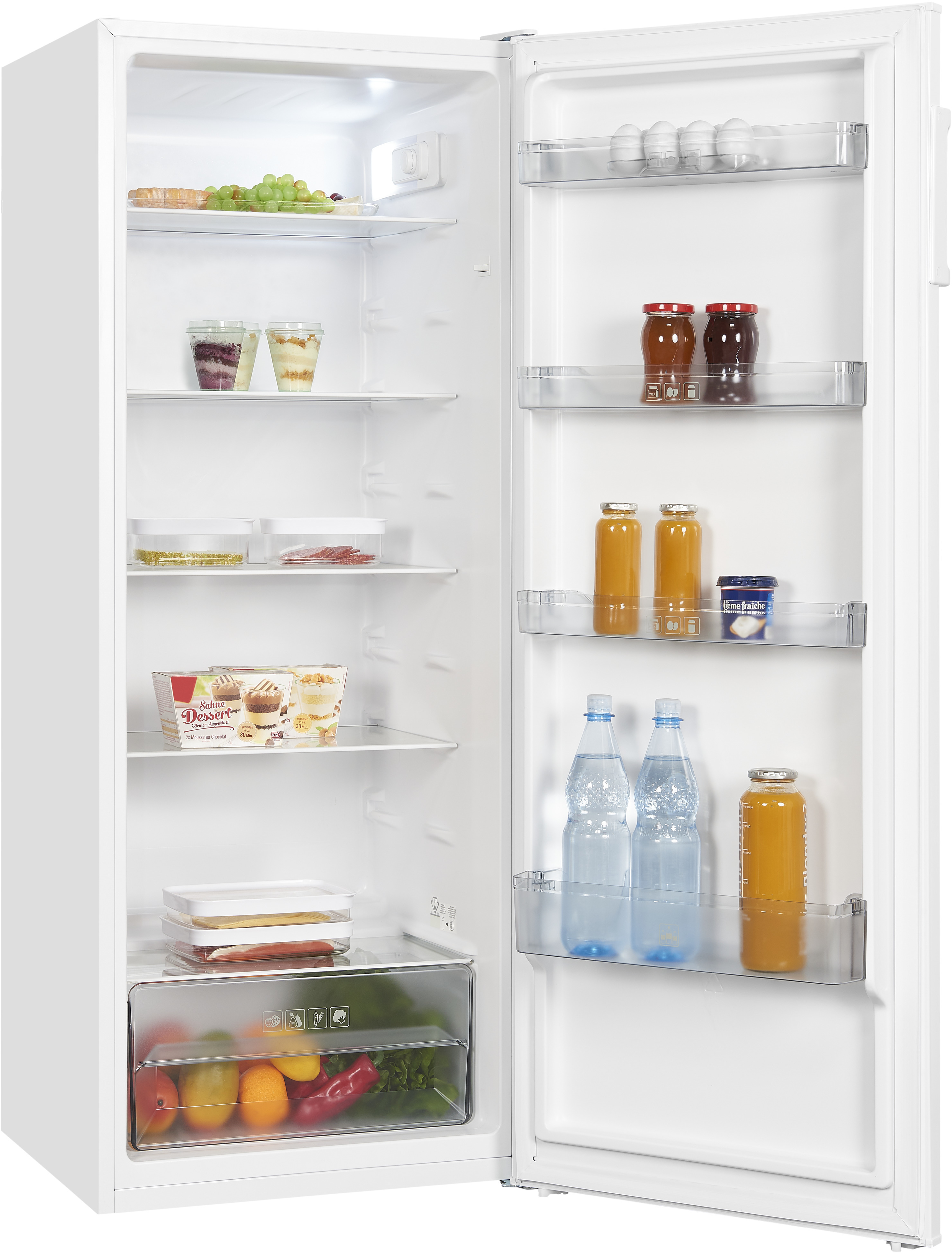 Un réfrigérateur blanc, ouvert. Aliments sur les étagères : fruits, bocaux, bouteilles, boissons et récipients alimentaires.